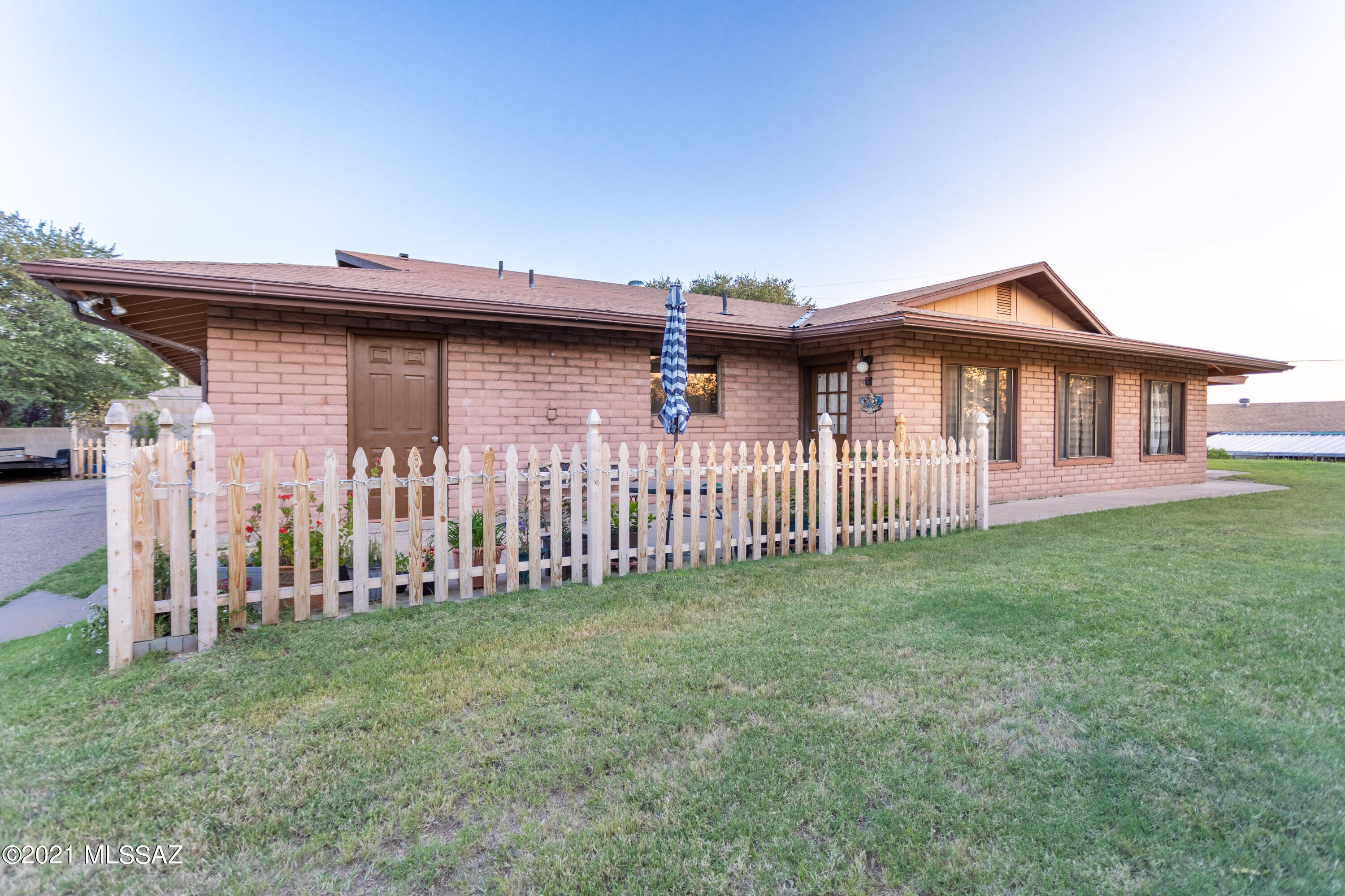 570 W Camino Yucca
