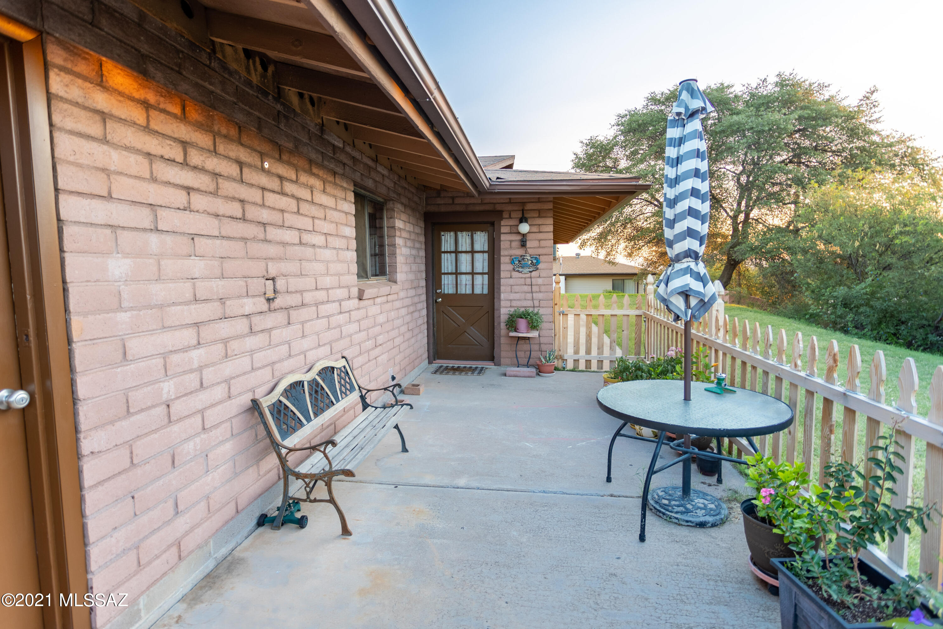 570 W Camino Yucca