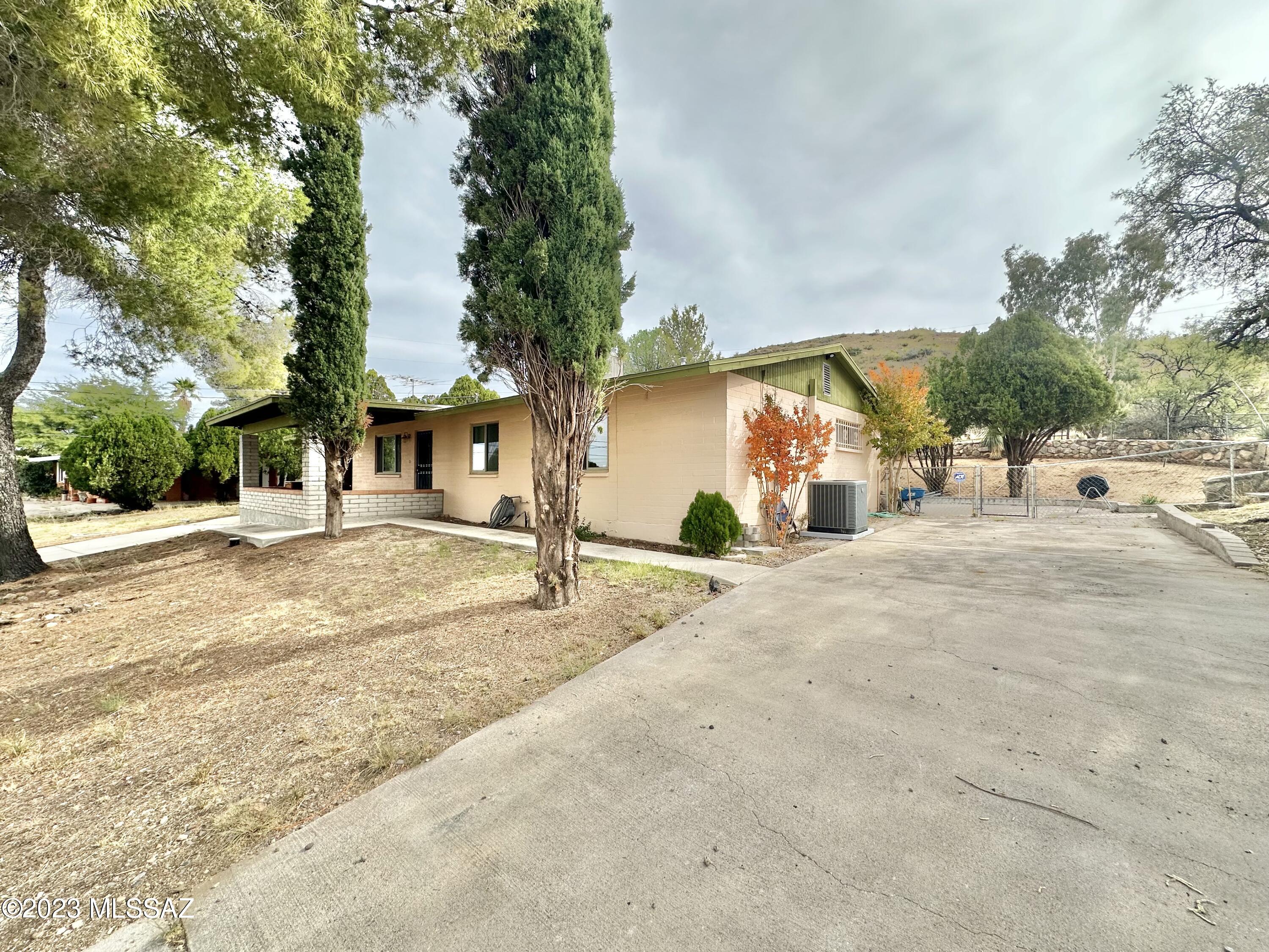 1905 W Paseo Redondo