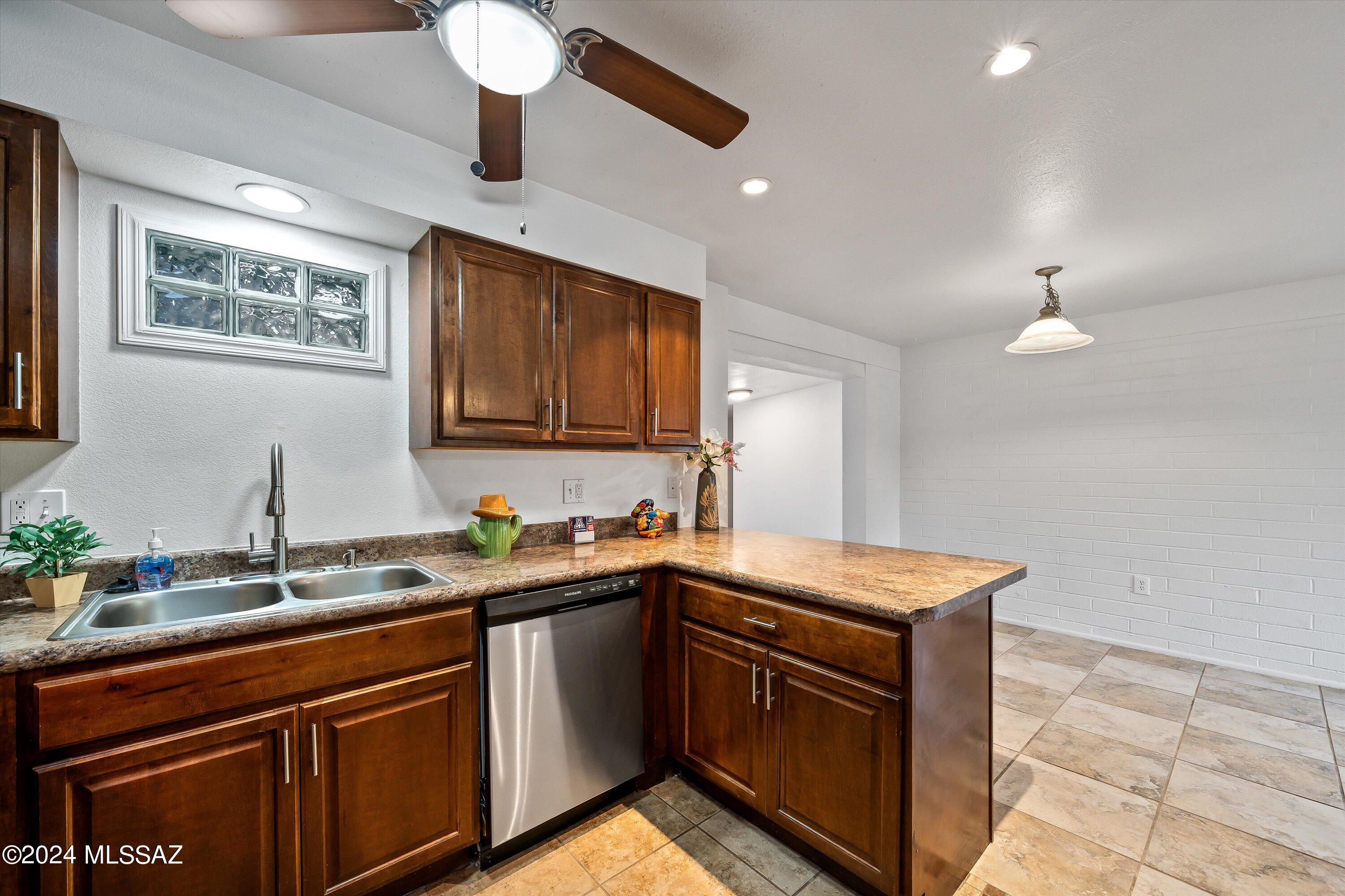 465 N Chaparral Street