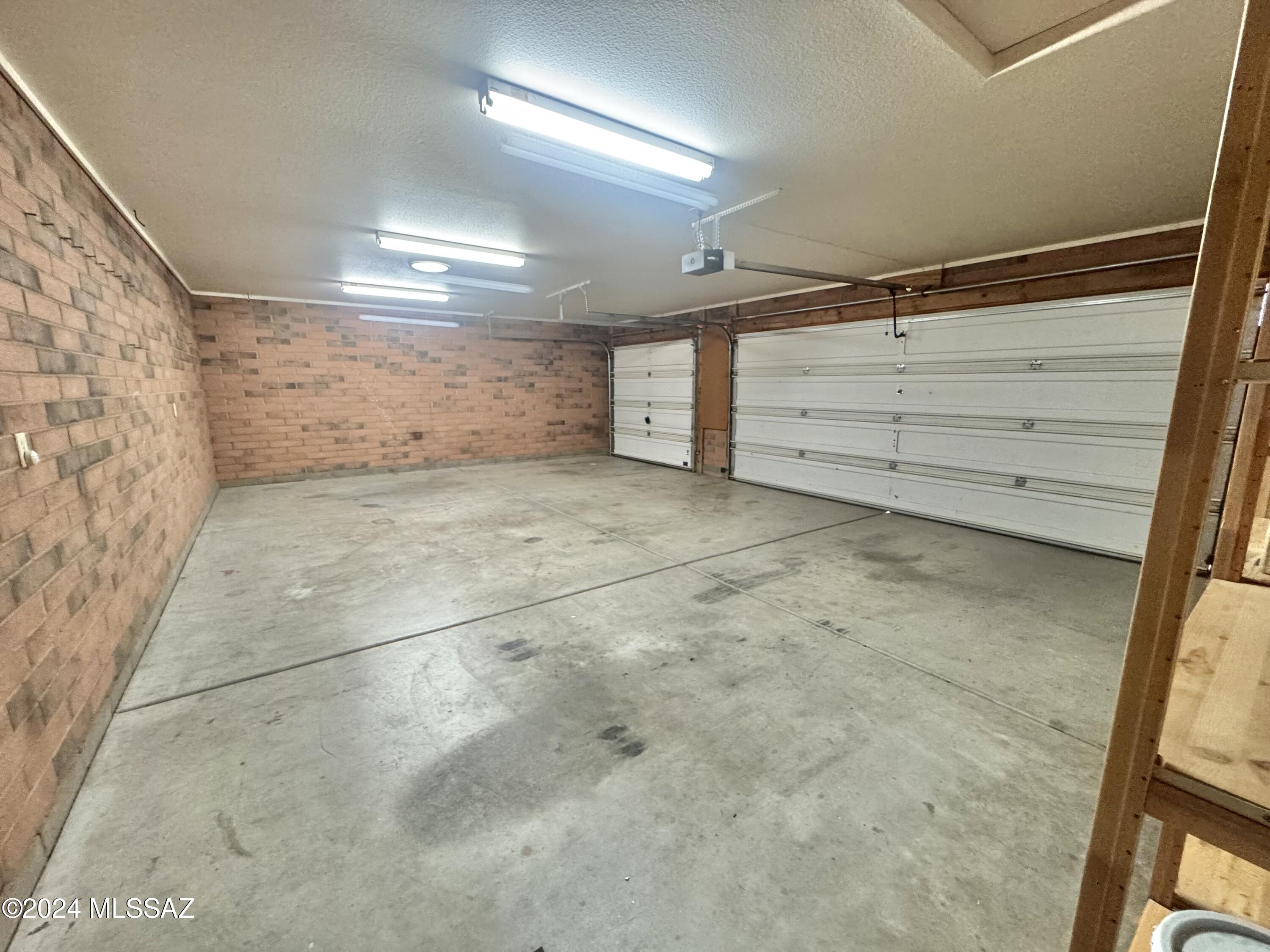 549 N Oak Hills Place