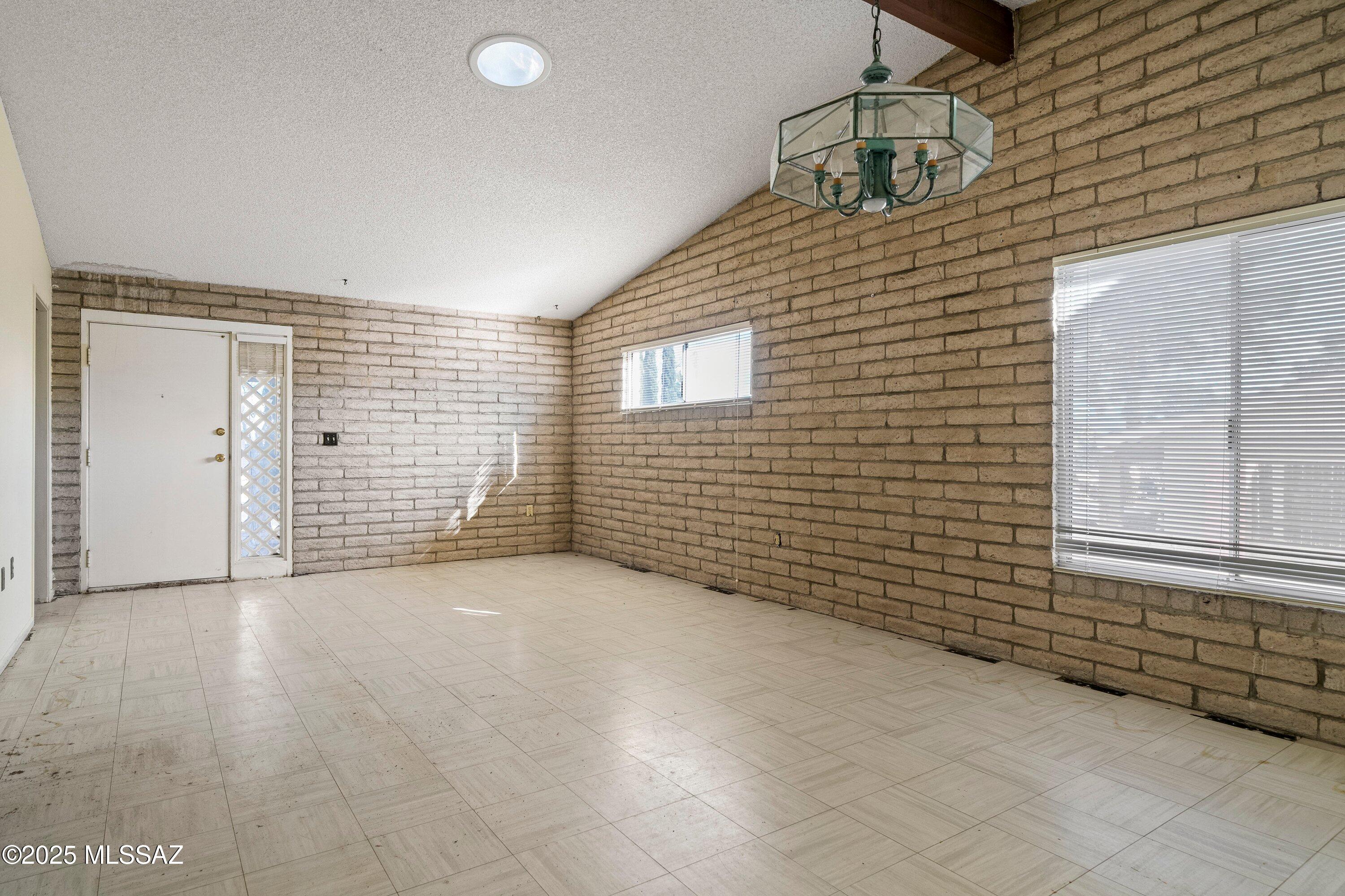 102 E Avenue H