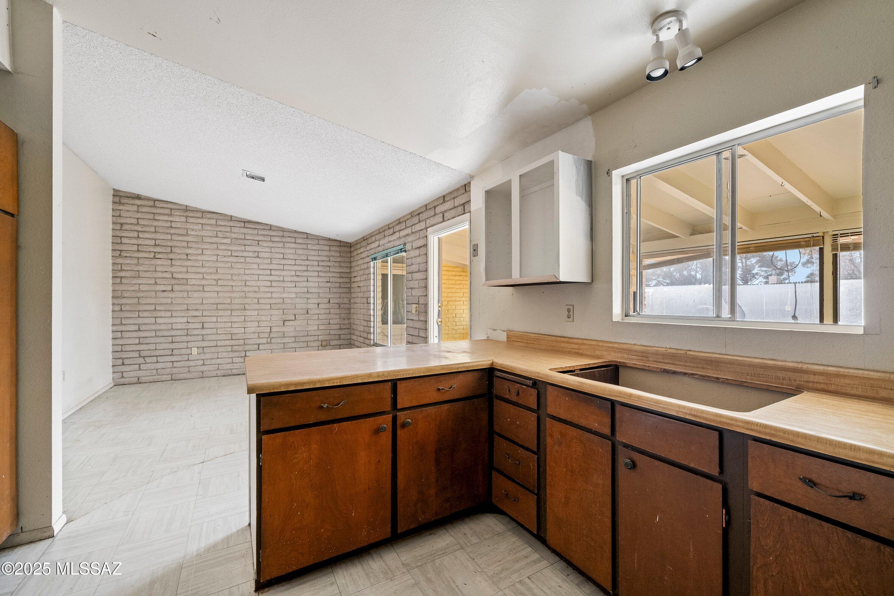 102 E Avenue H
