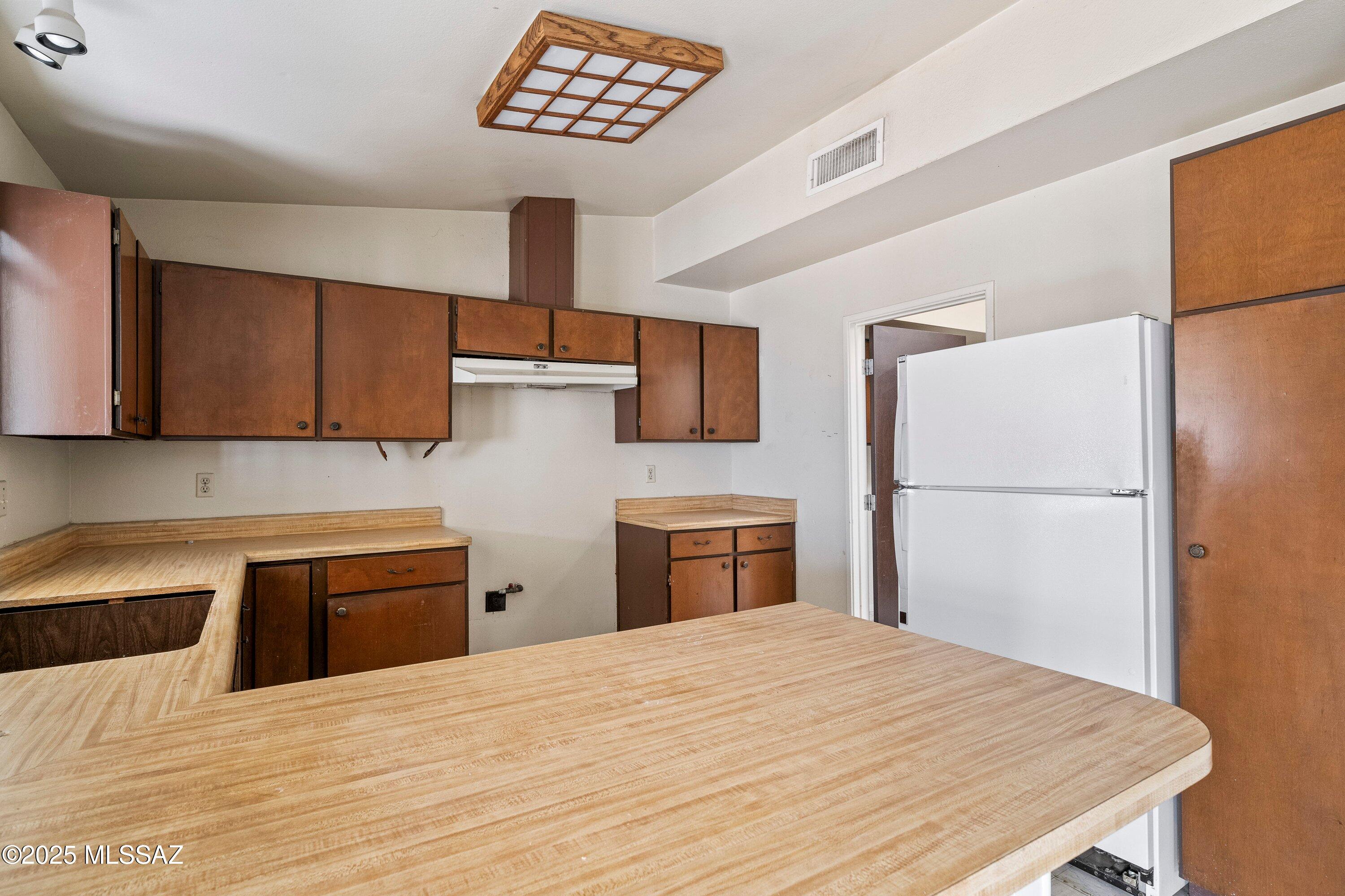 102 E Avenue H