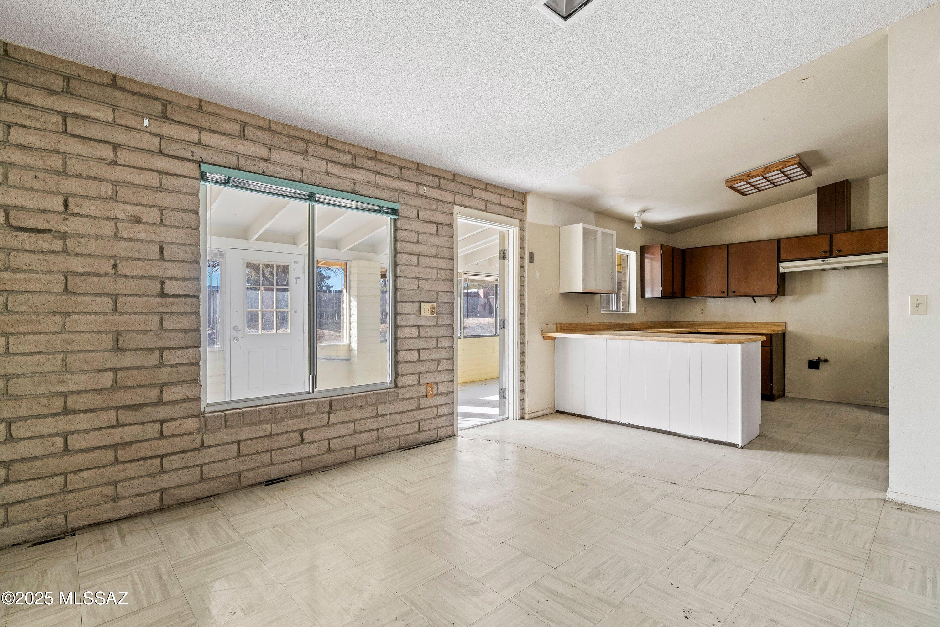102 E Avenue H