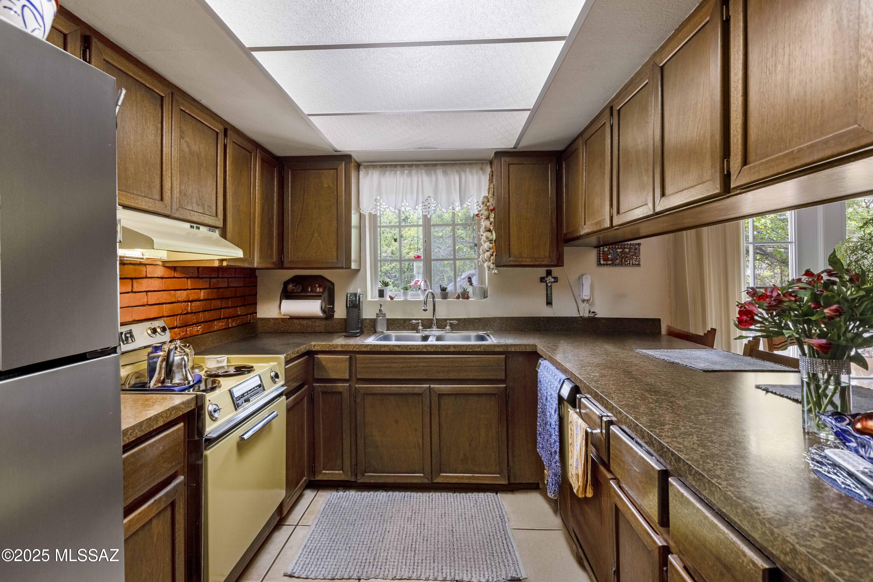 575 N Robles Road