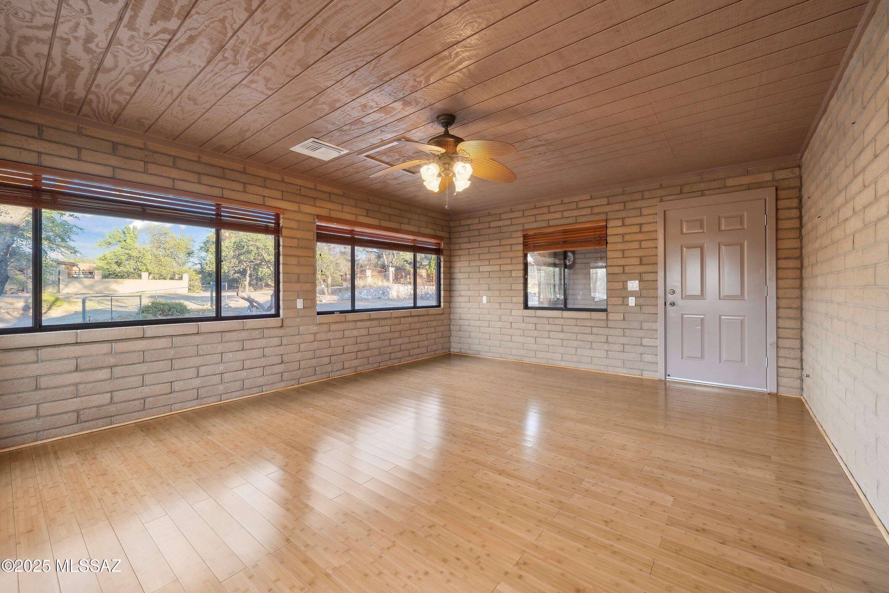 335 W Oak Hills Drive