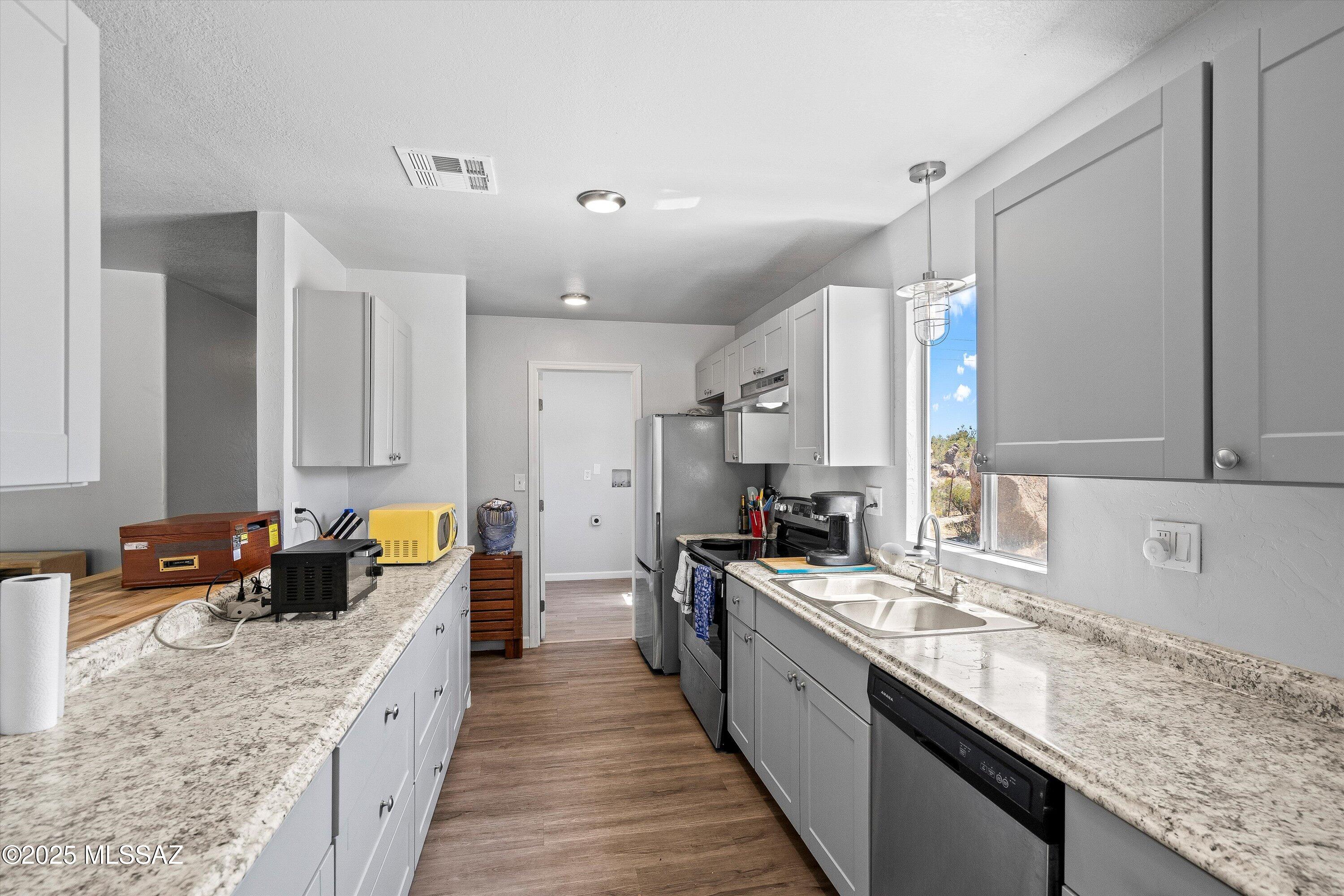 2040 W Beverly Circle