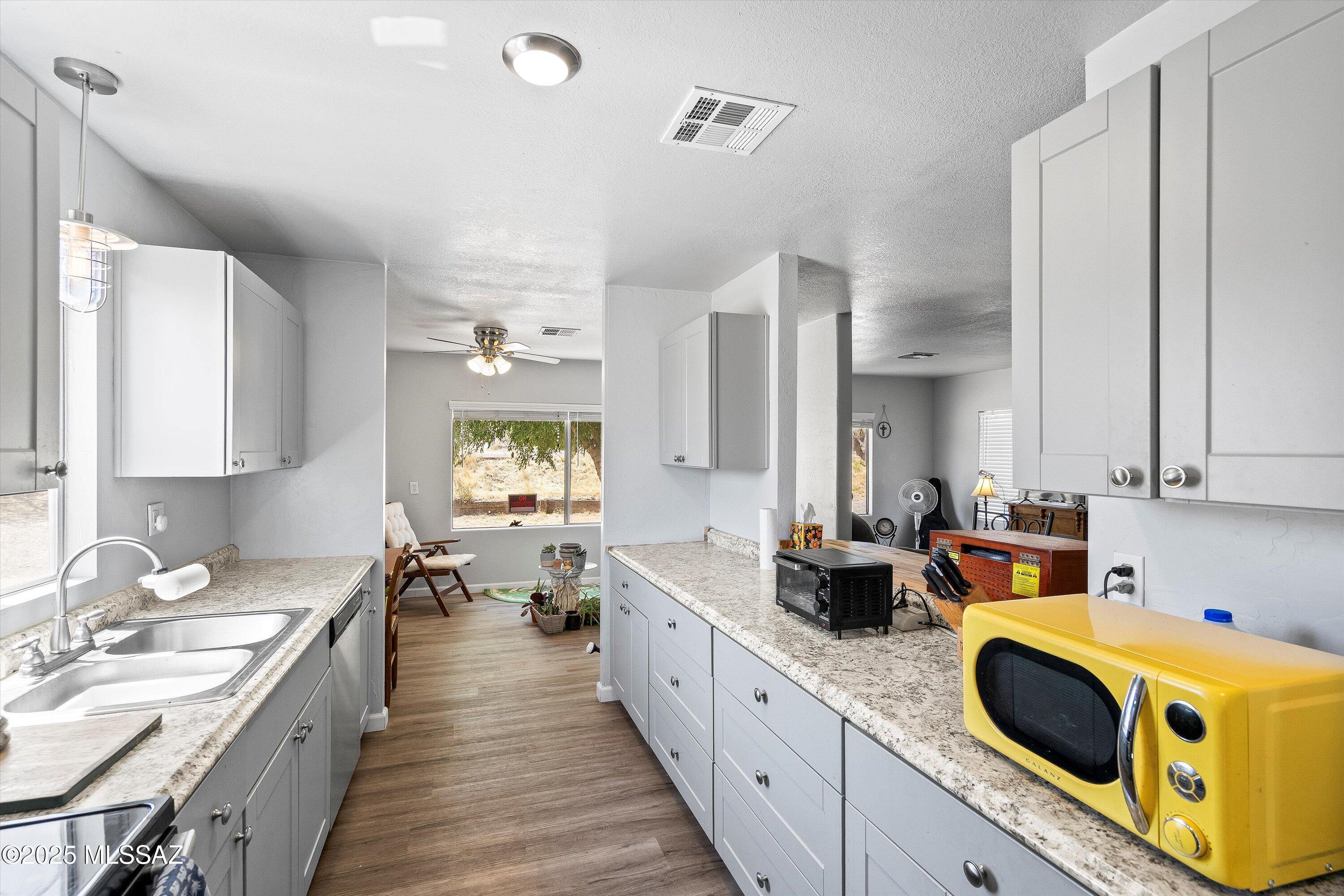 2040 W Beverly Circle