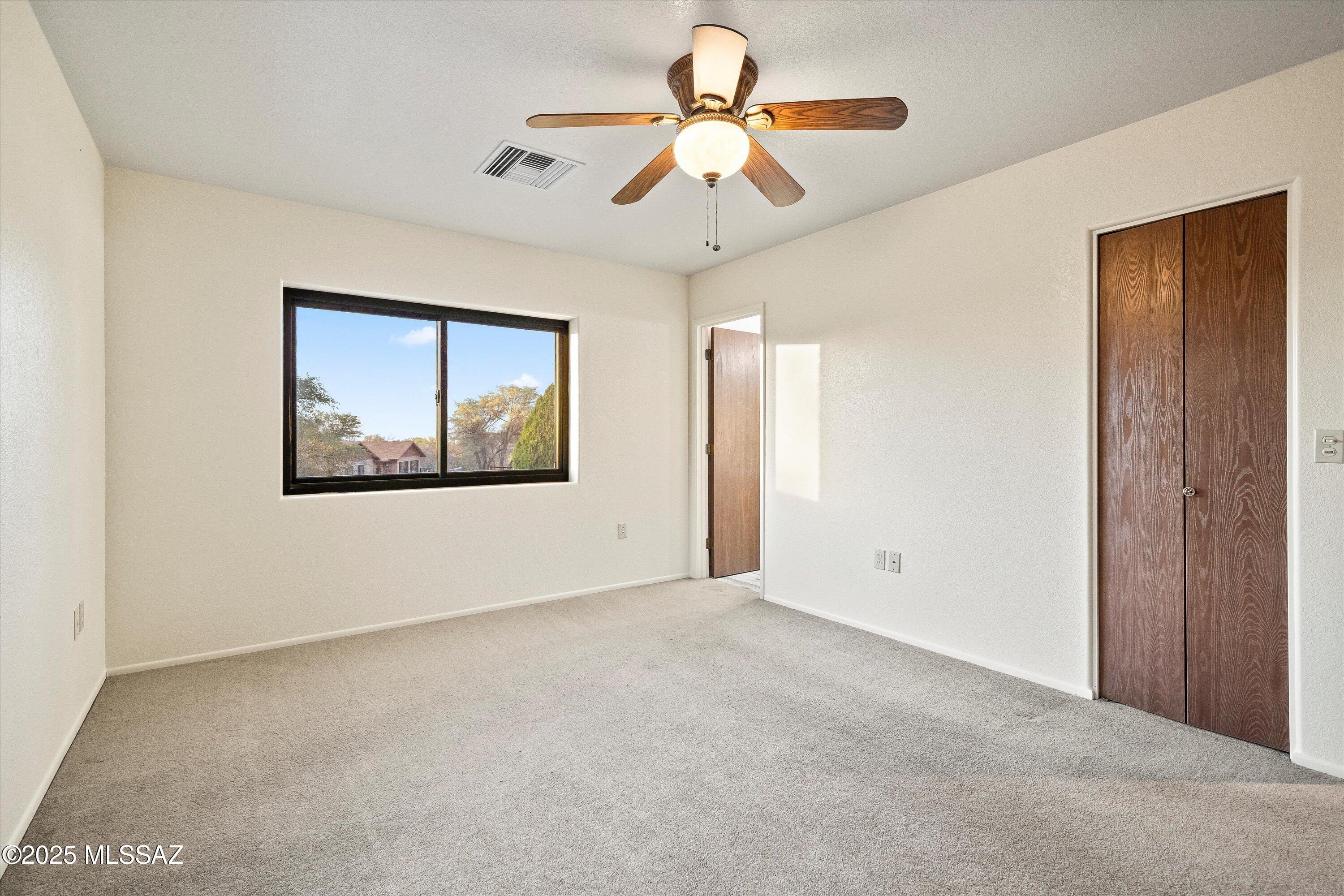 325 W Oak Hills Drive