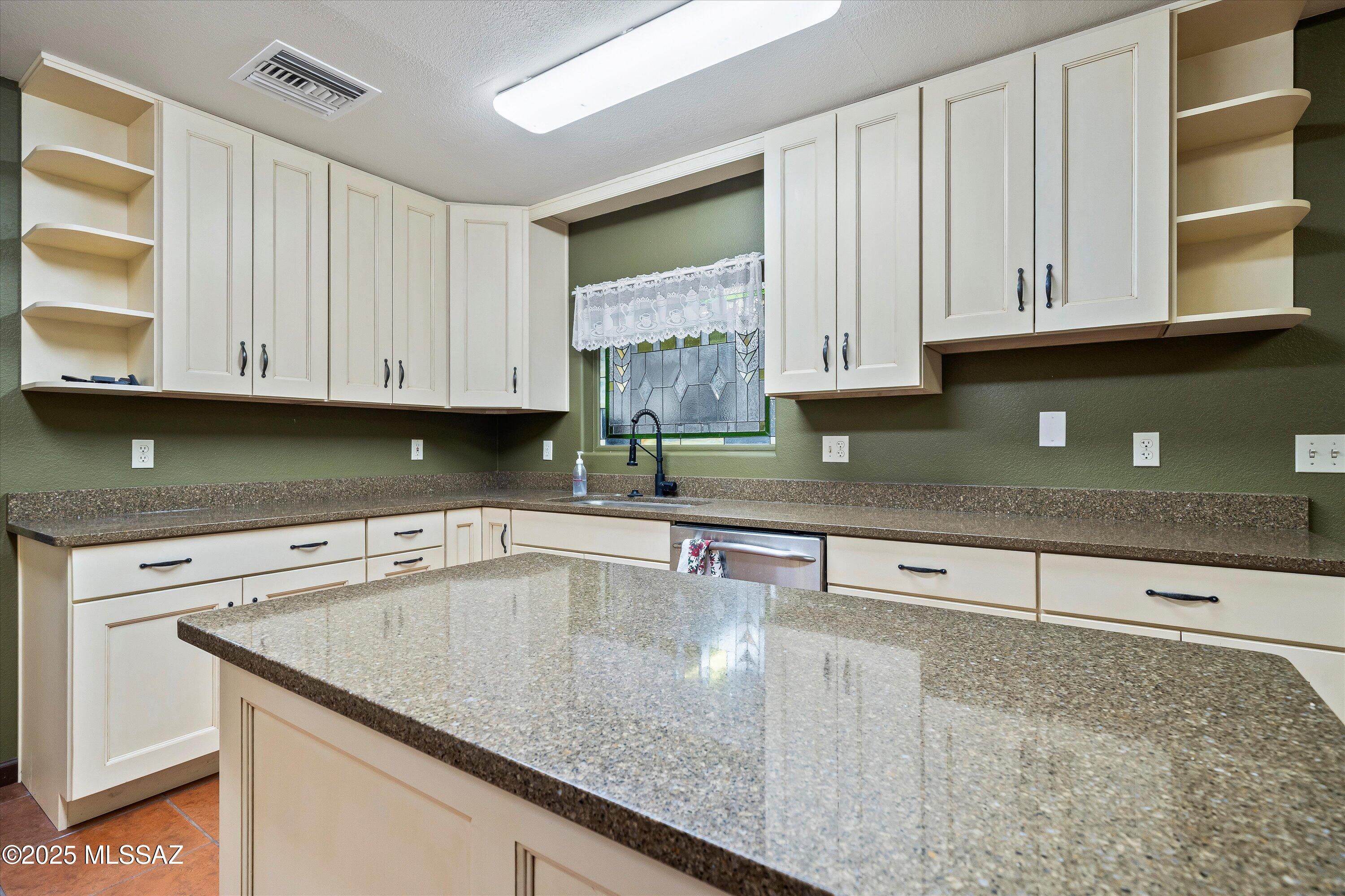 325 W Oak Hills Drive