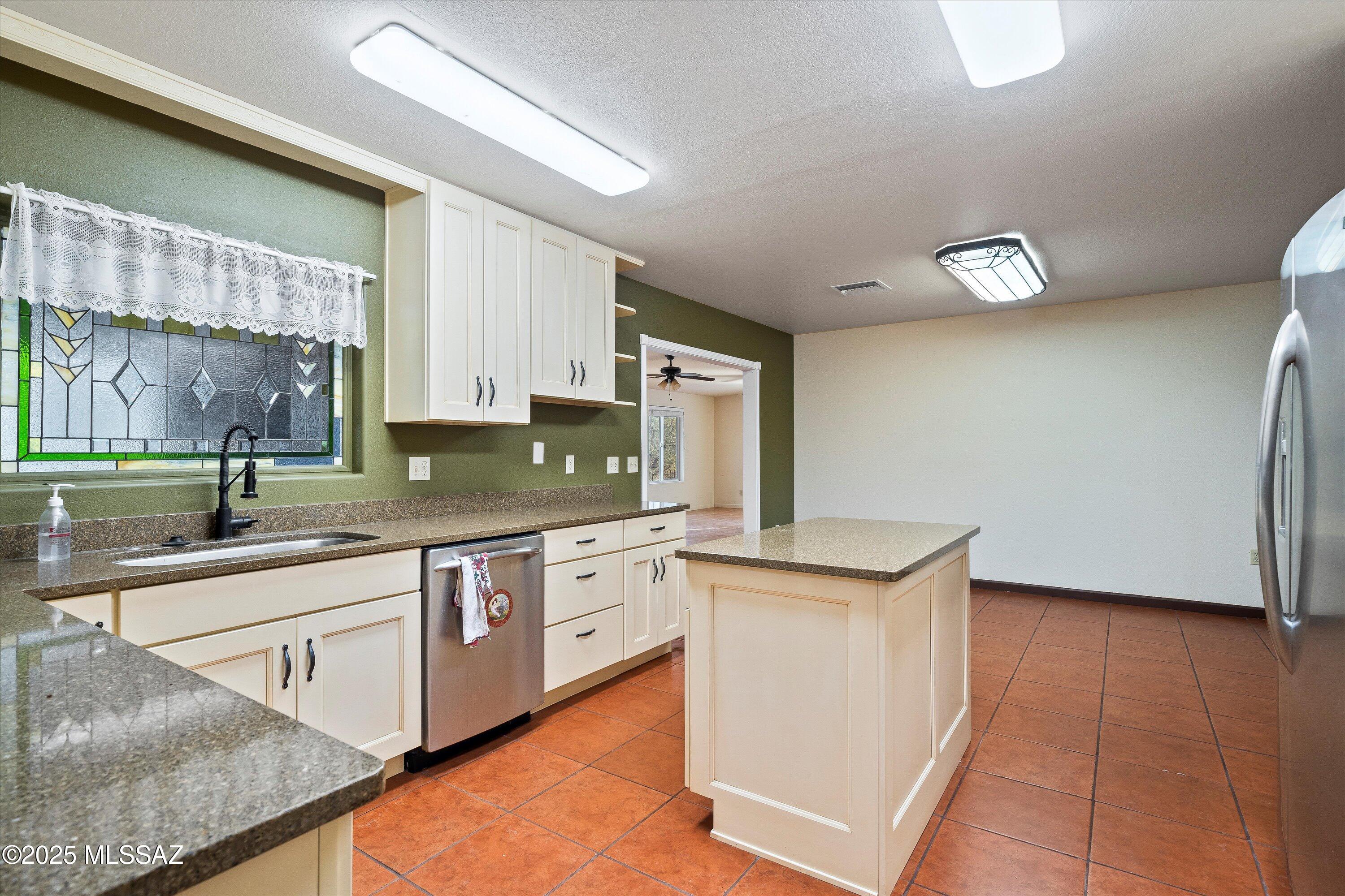 325 W Oak Hills Drive