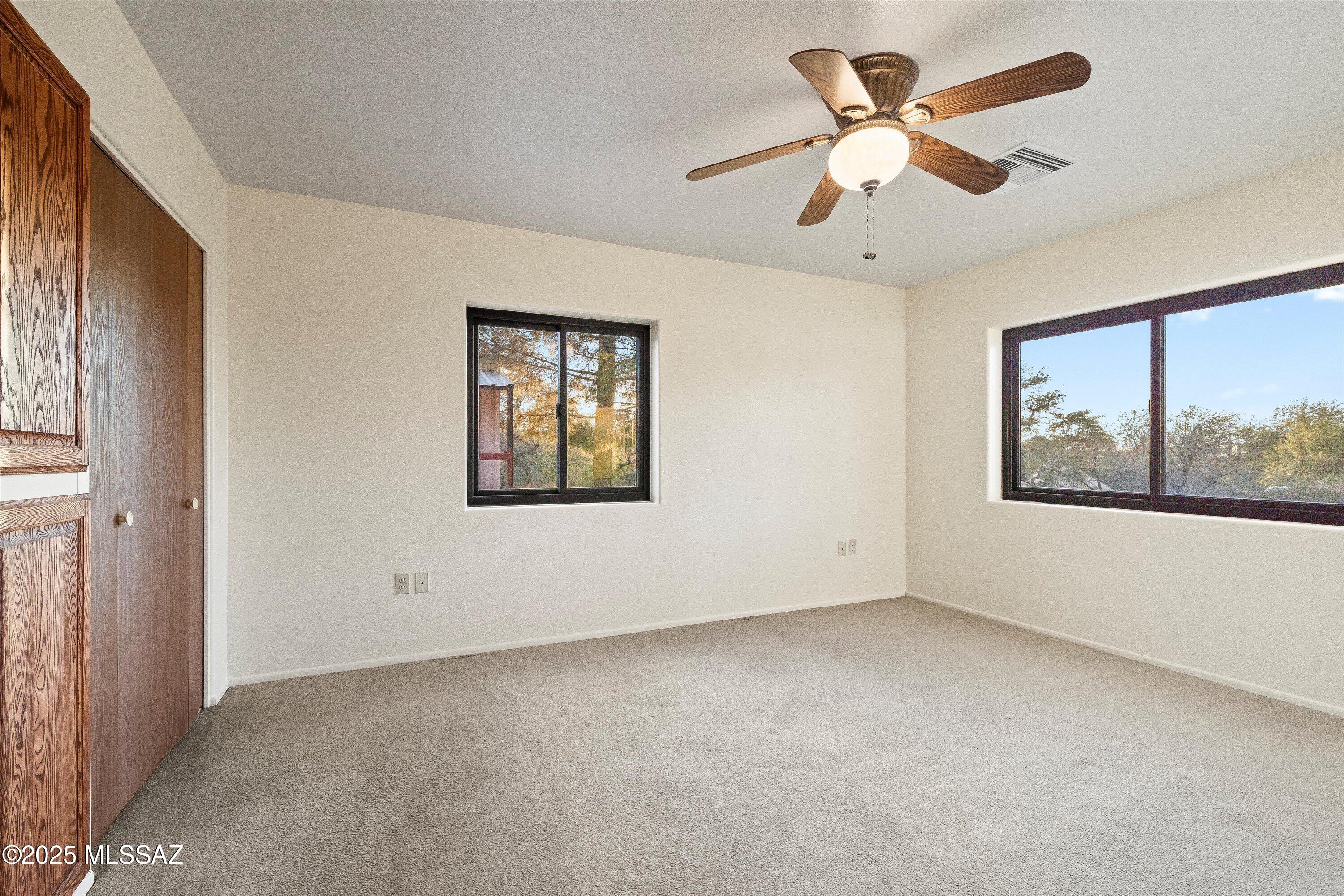 325 W Oak Hills Drive