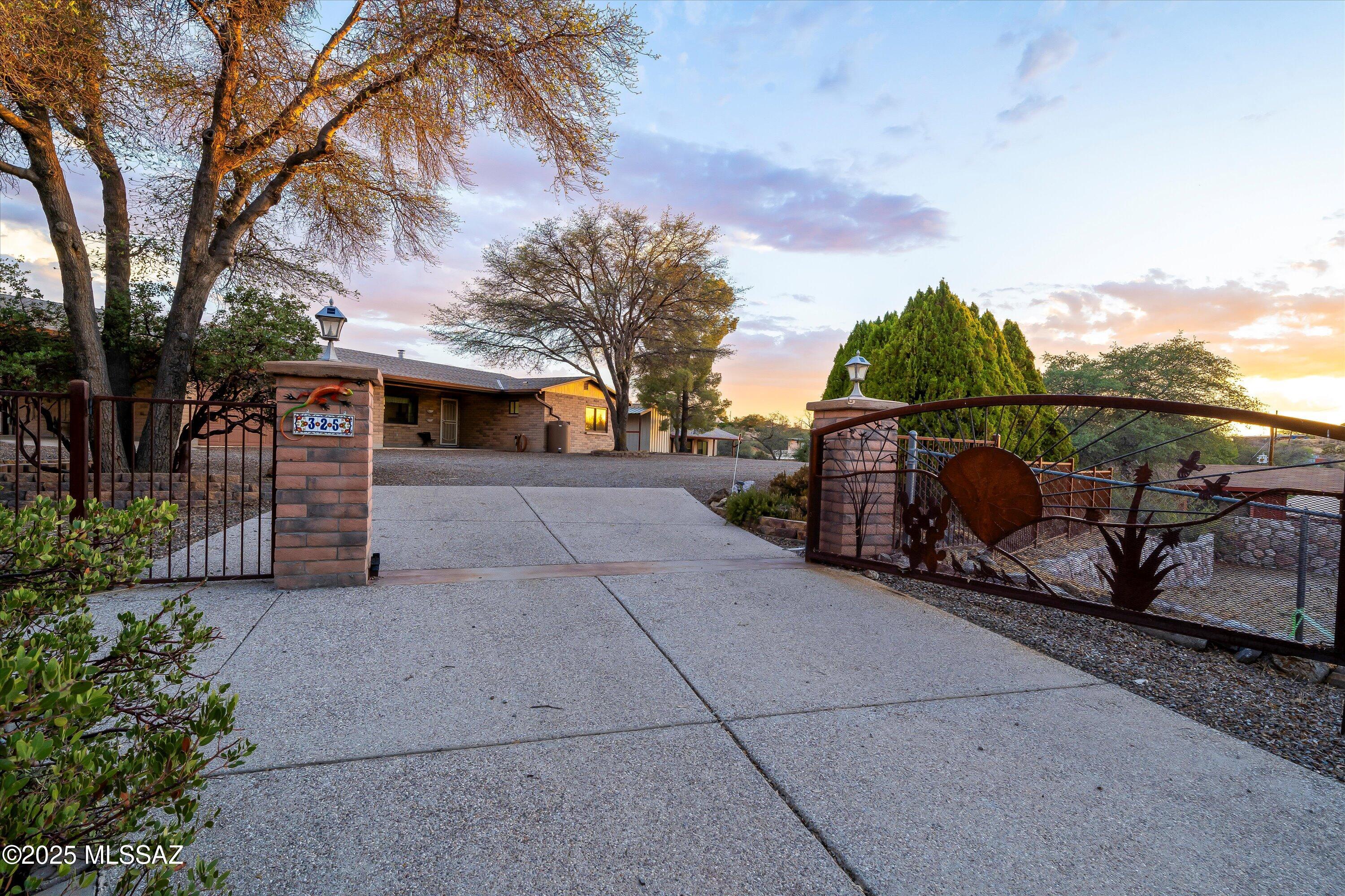 325 W Oak Hills Drive