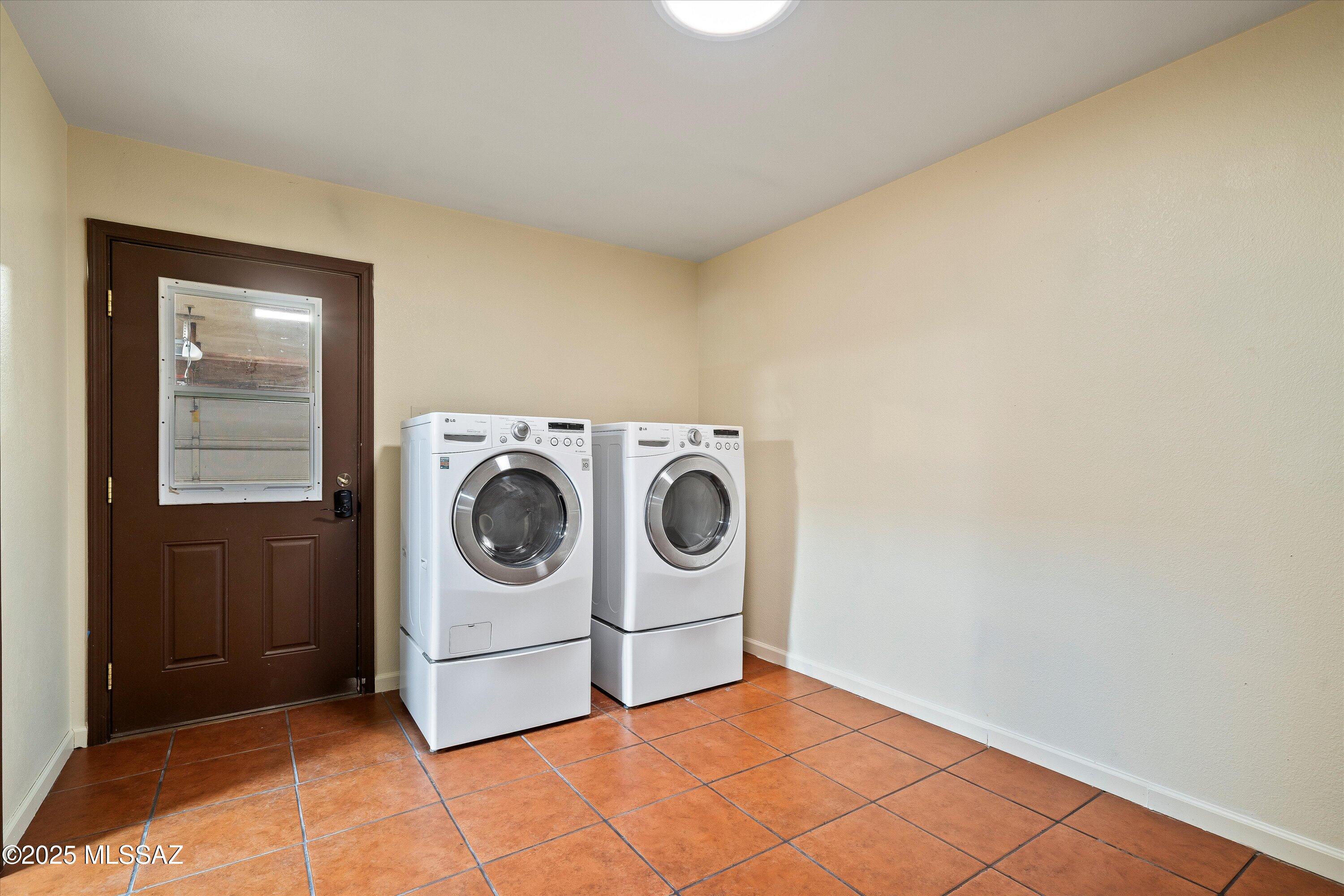 325 W Oak Hills Drive