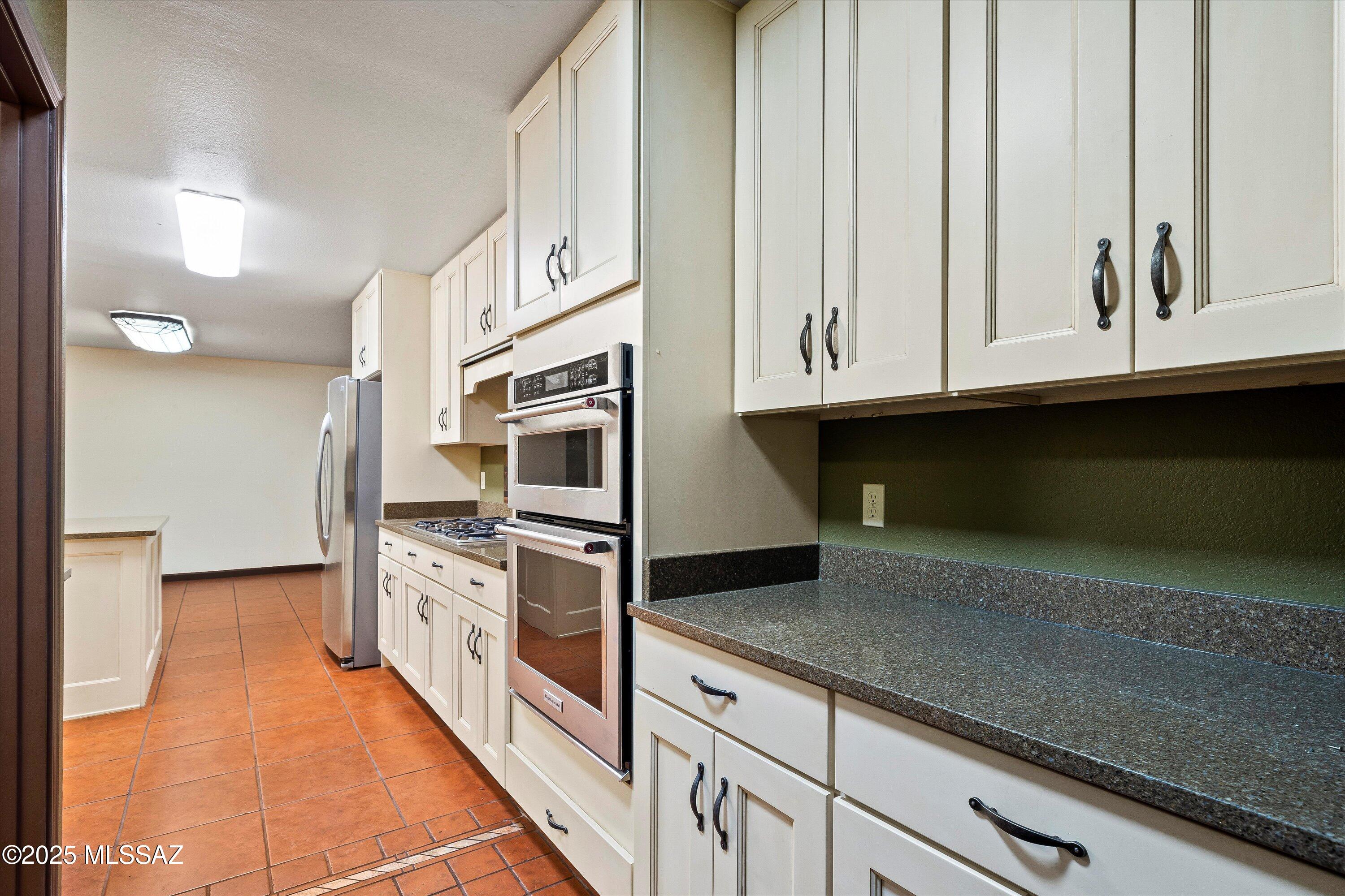 325 W Oak Hills Drive