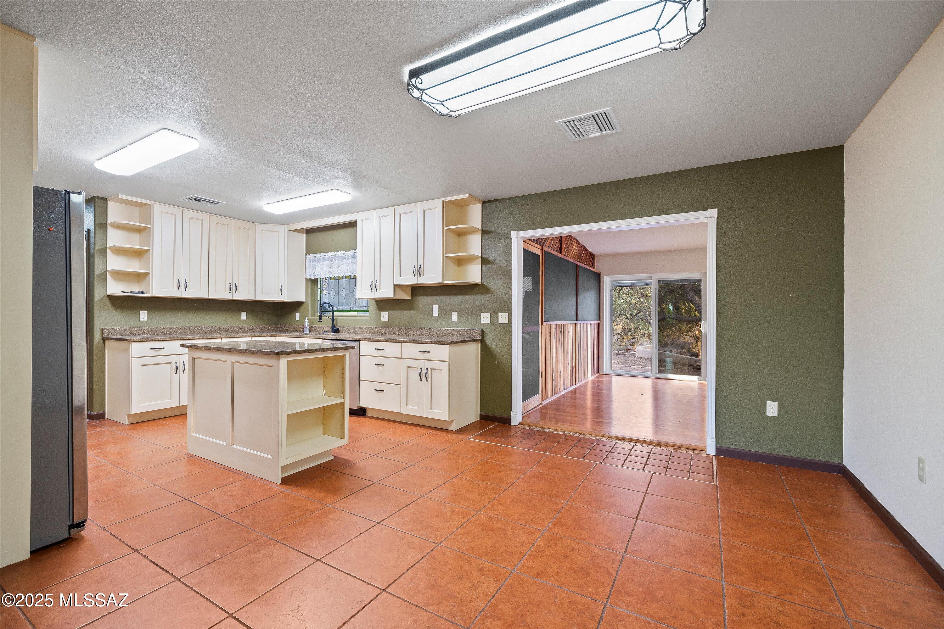 325 W Oak Hills Drive