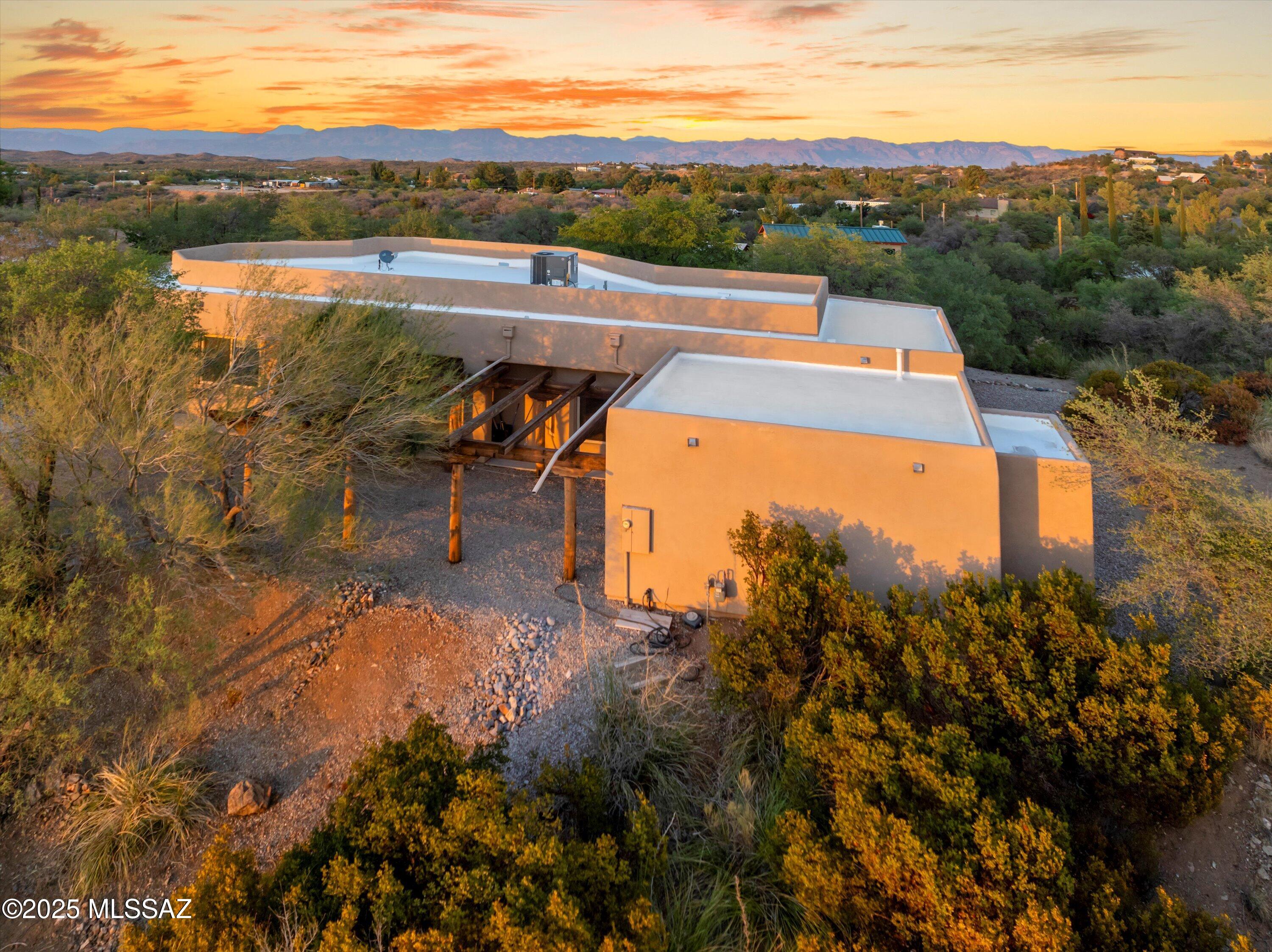 600 N Oak Hills Place