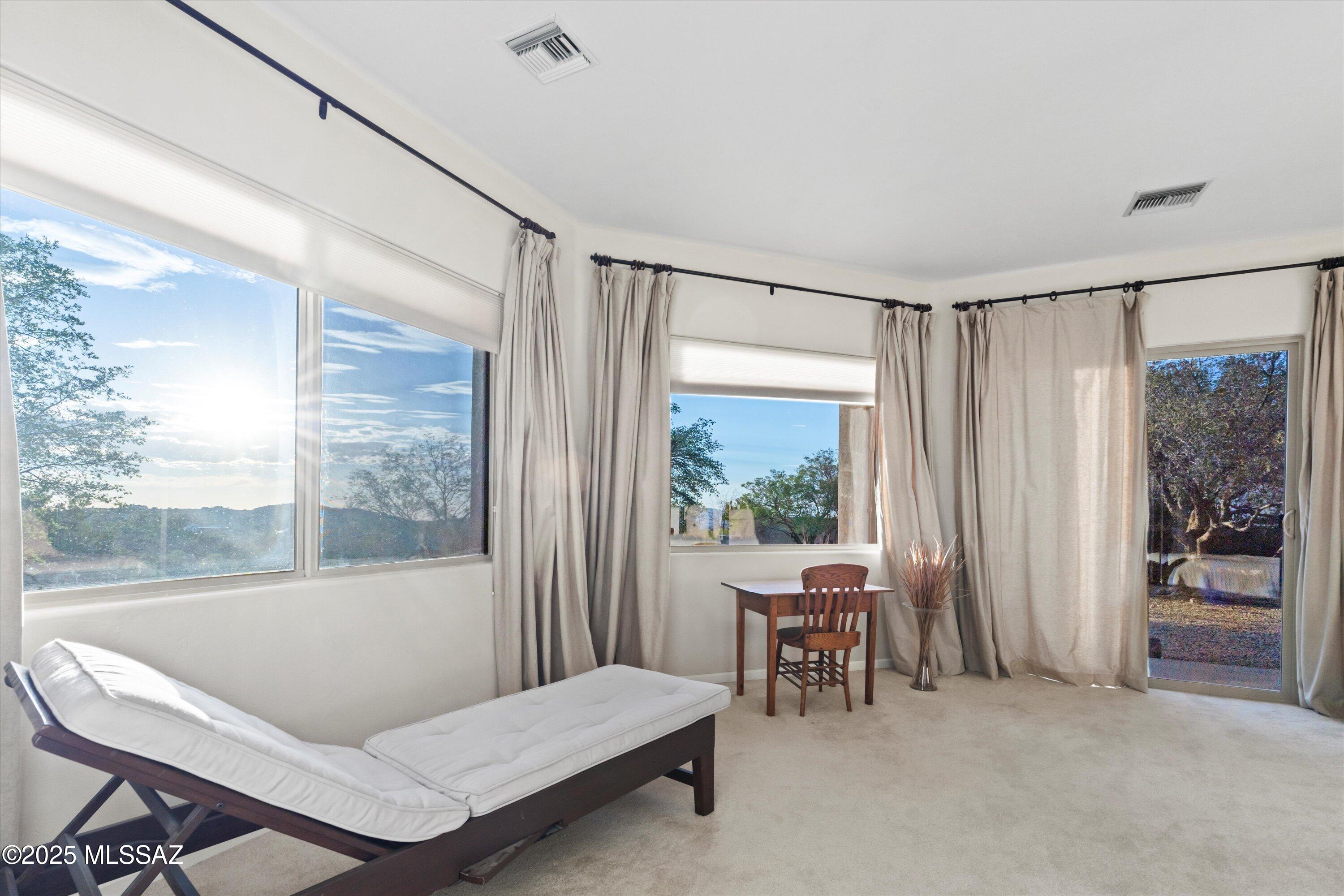 600 N Oak Hills Place