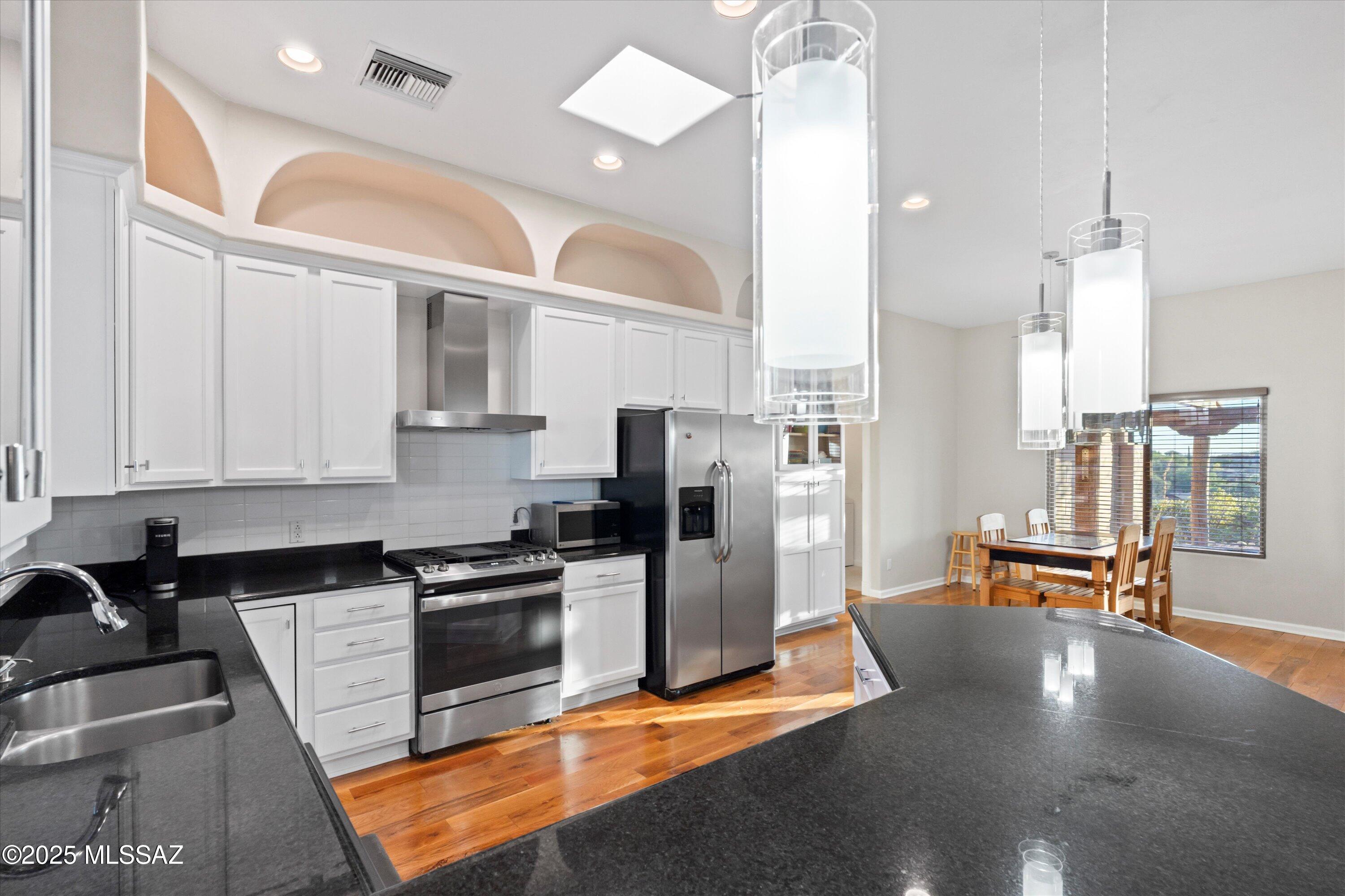 600 N Oak Hills Place