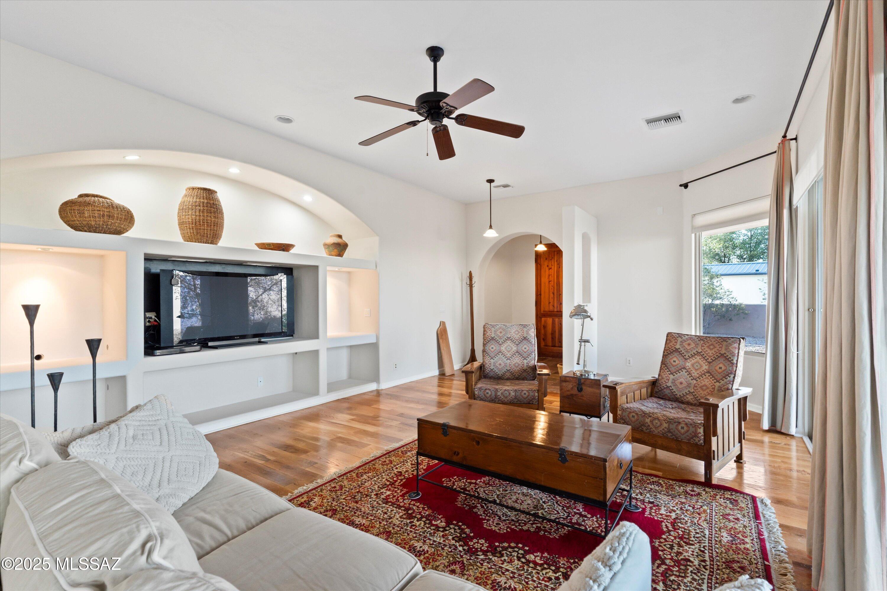 600 N Oak Hills Place