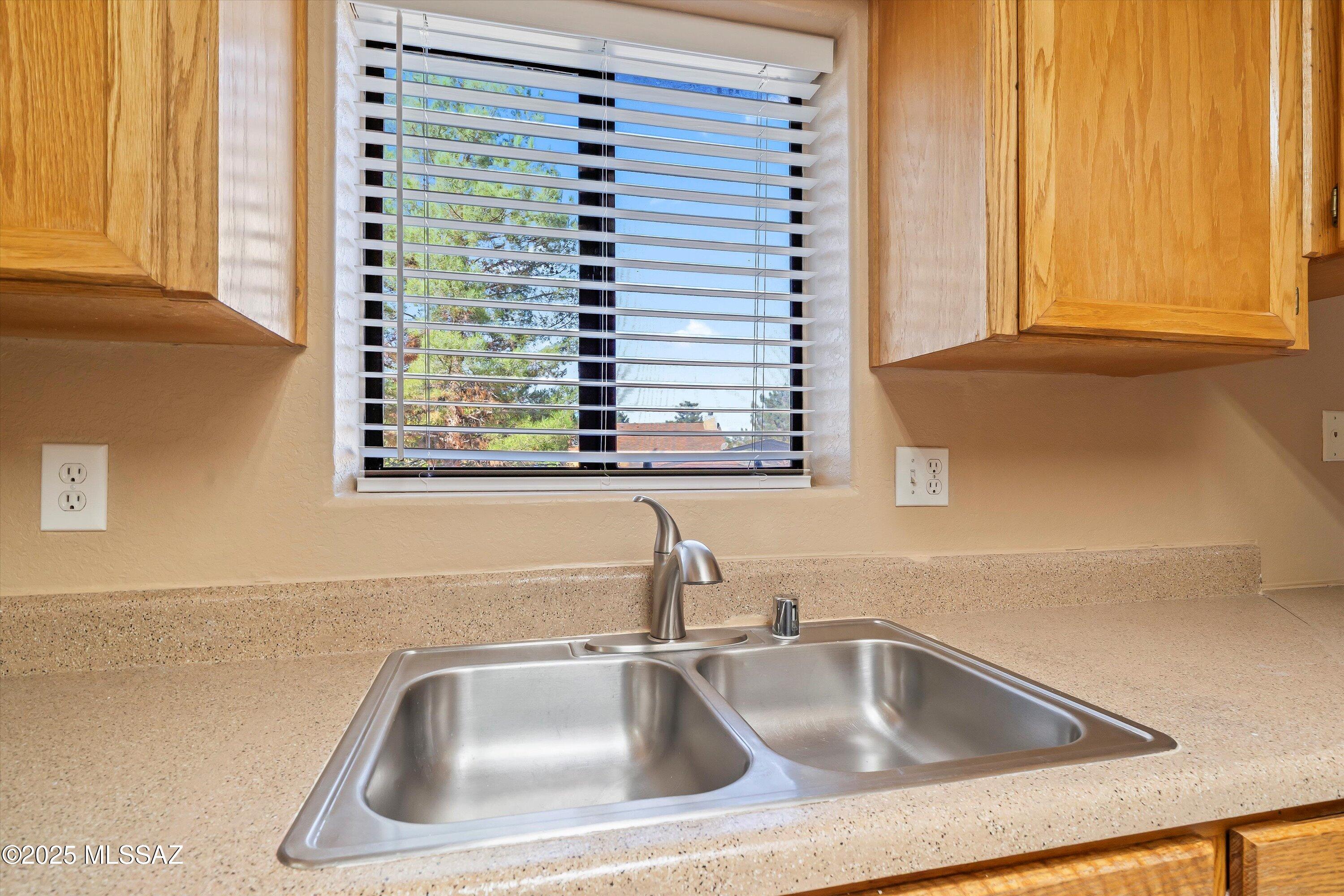 990 N Mountain View Drive