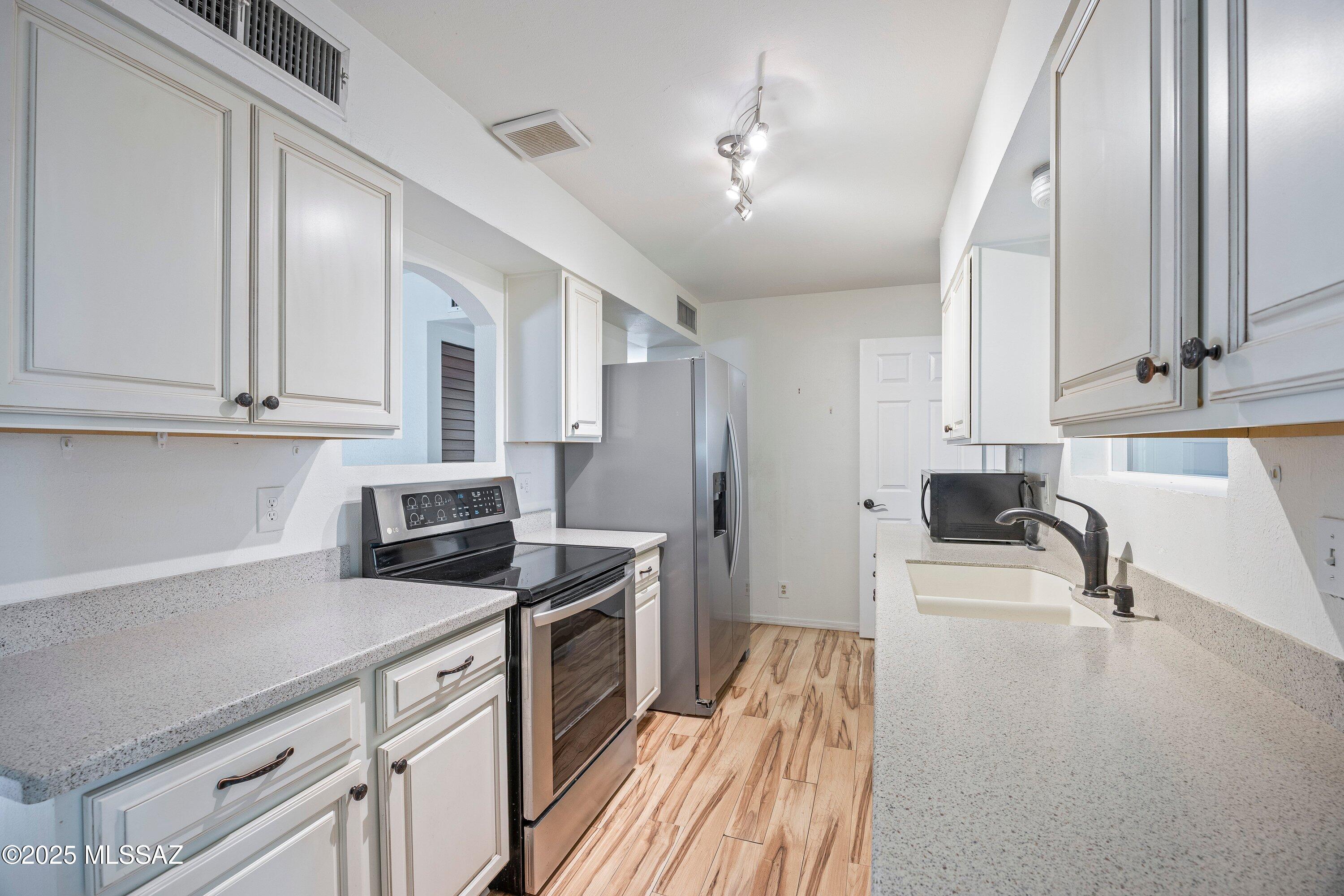 2020 W Paseo Redondo