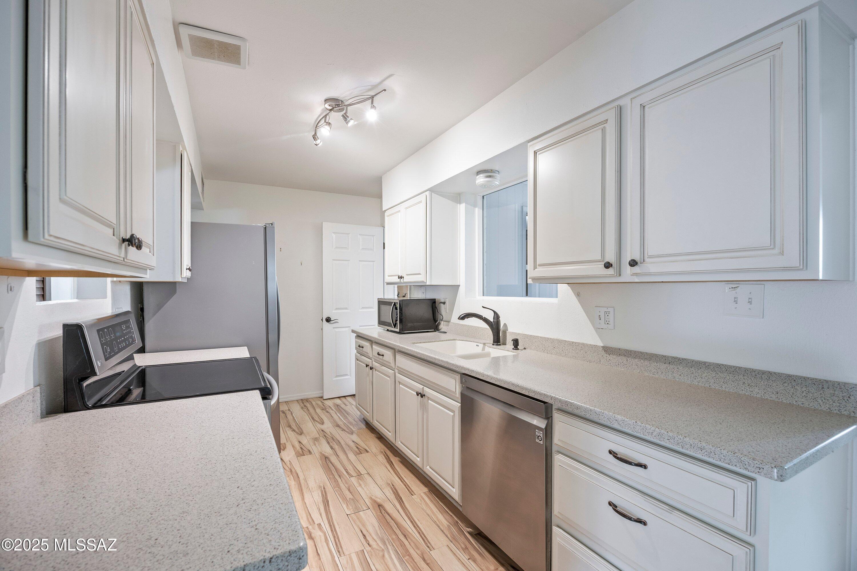 2020 W Paseo Redondo