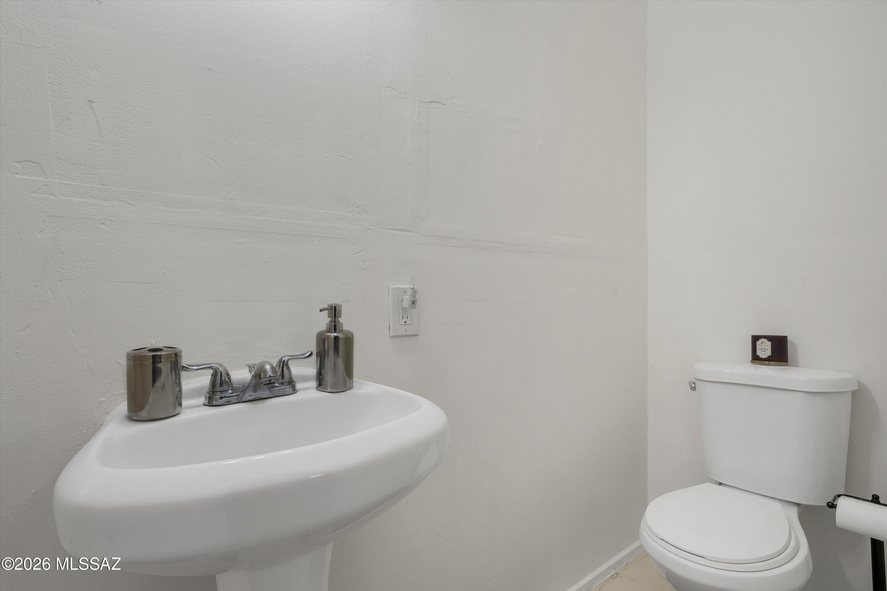 978 N White Oak Place