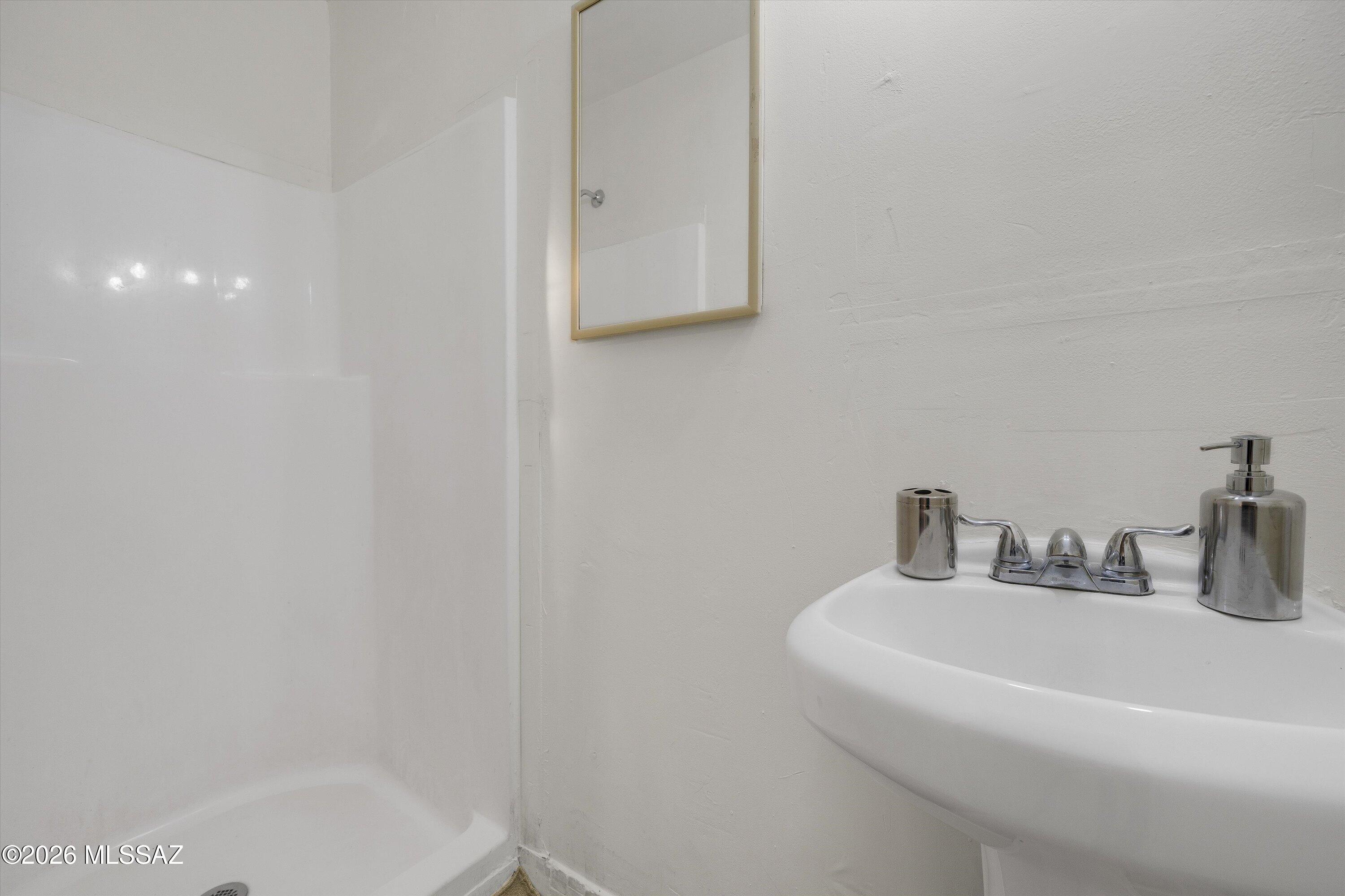 978 N White Oak Place