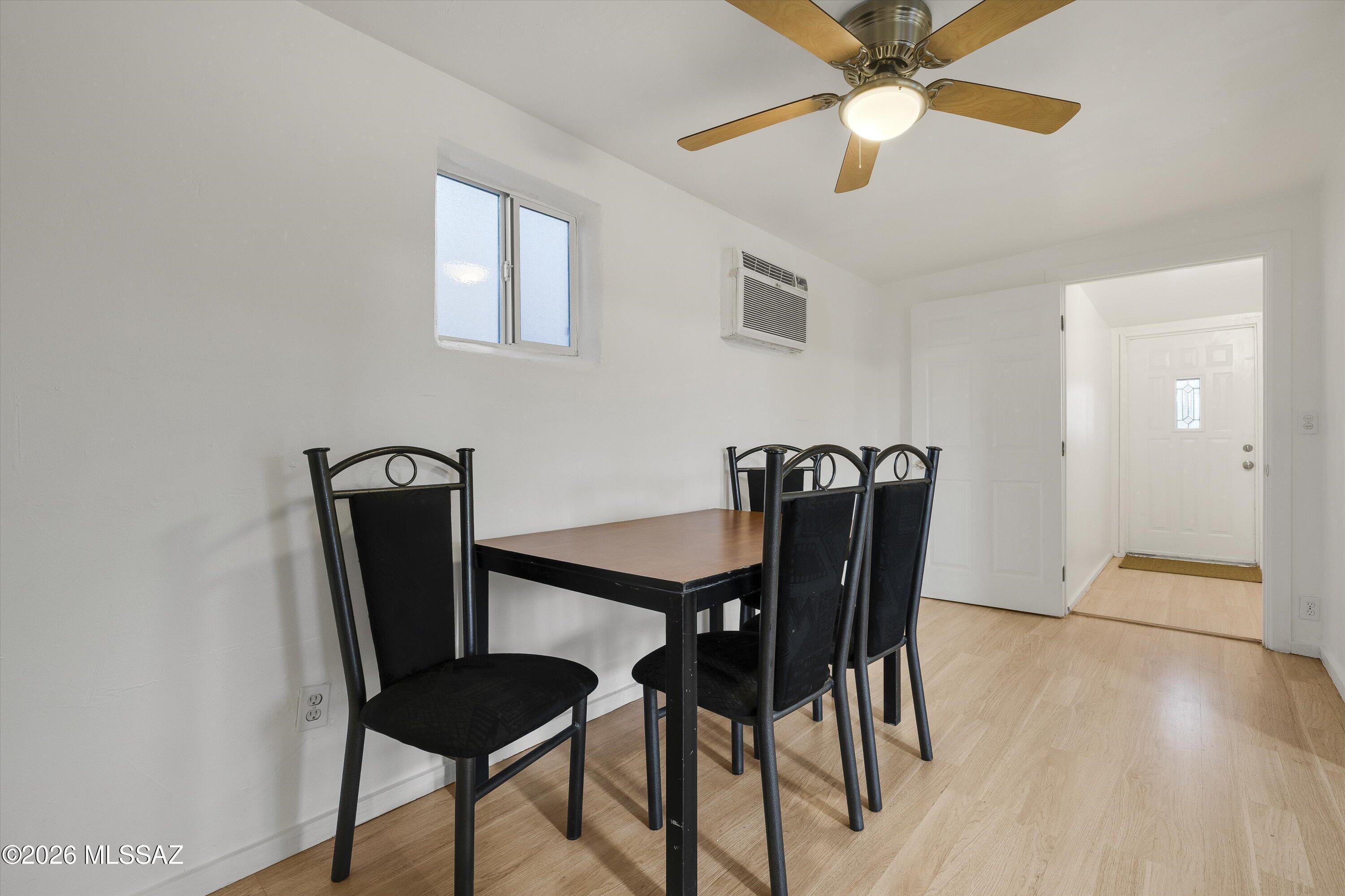 978 N White Oak Place