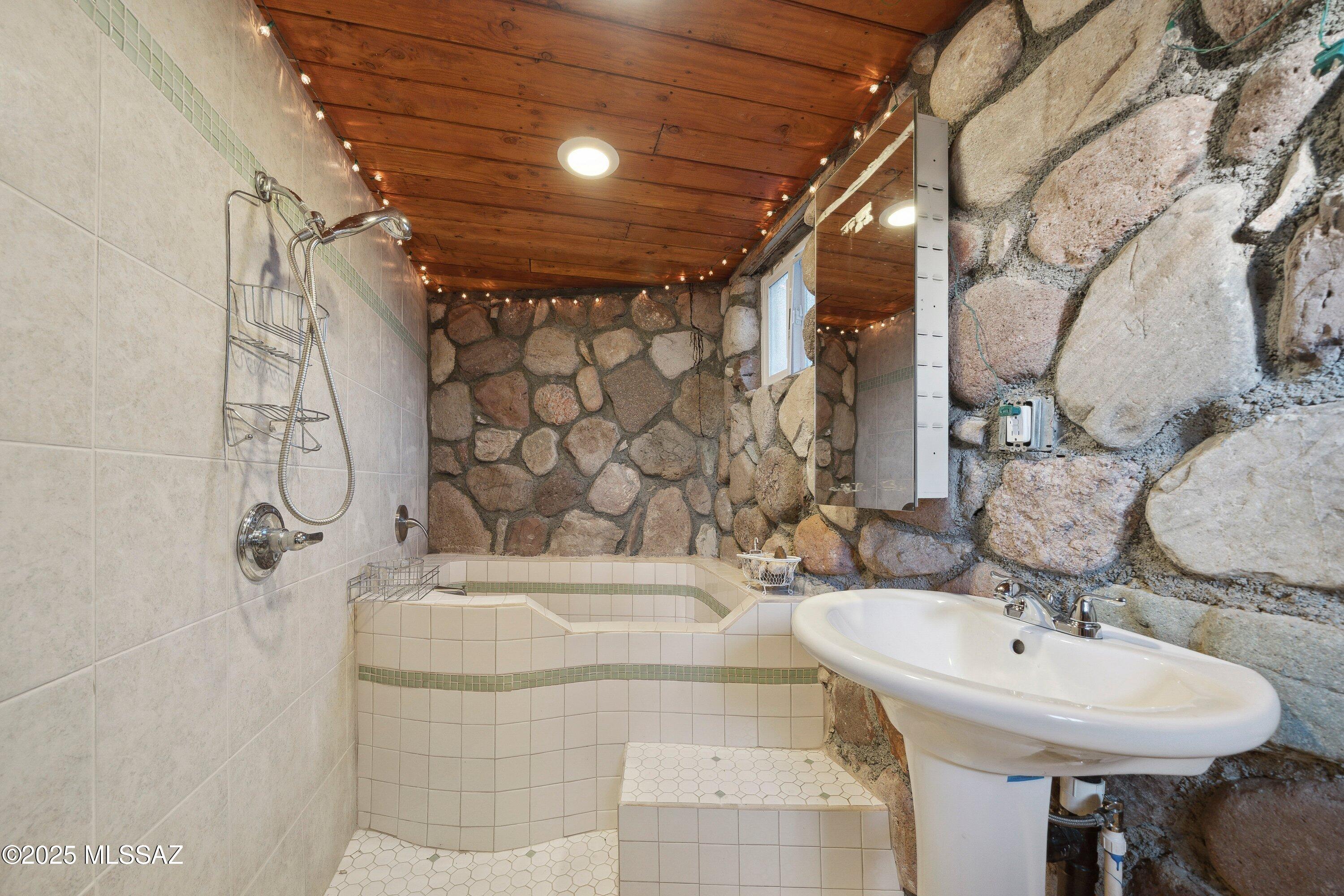 335 W Oak Hills Drive