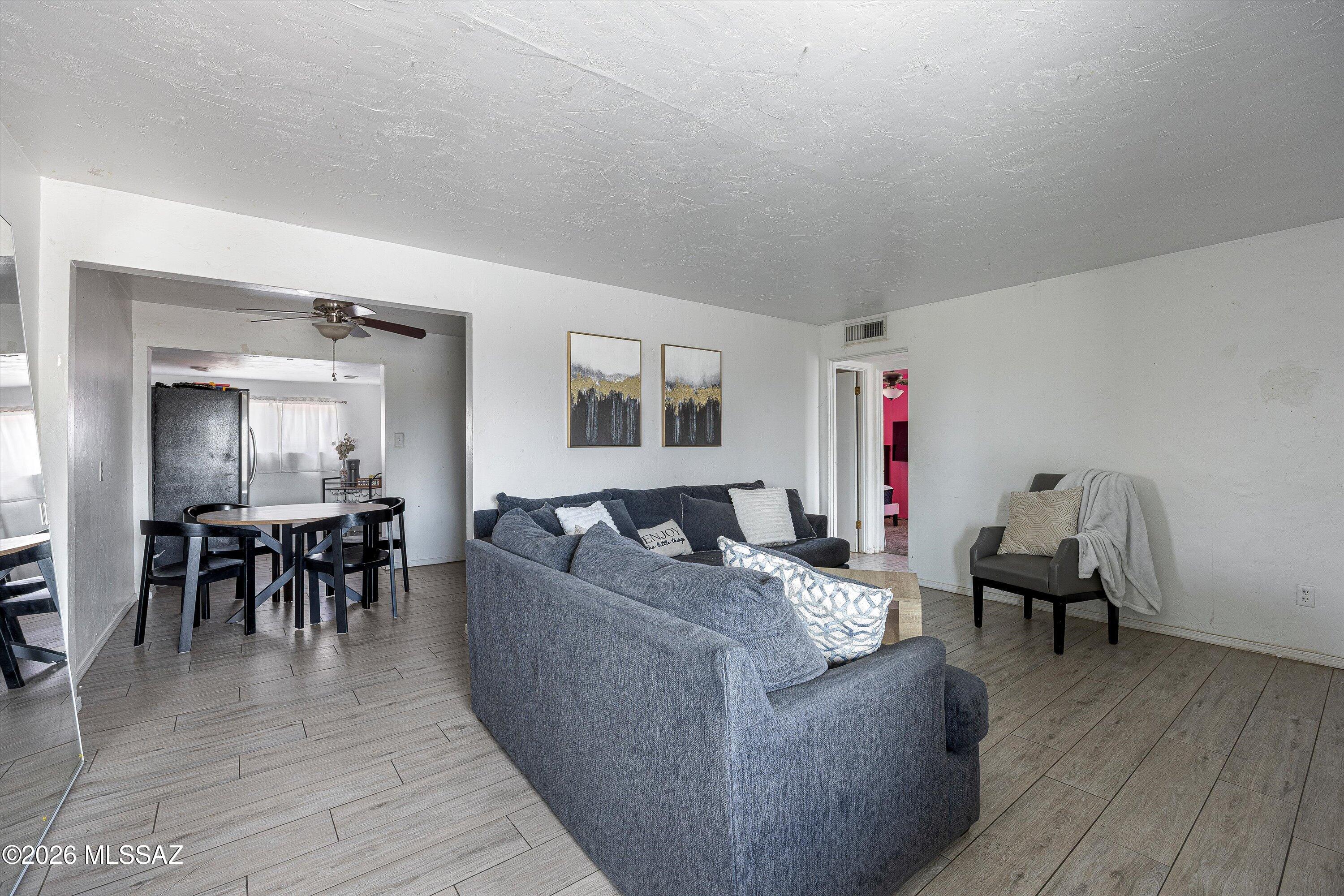3321 E Silverlake Road