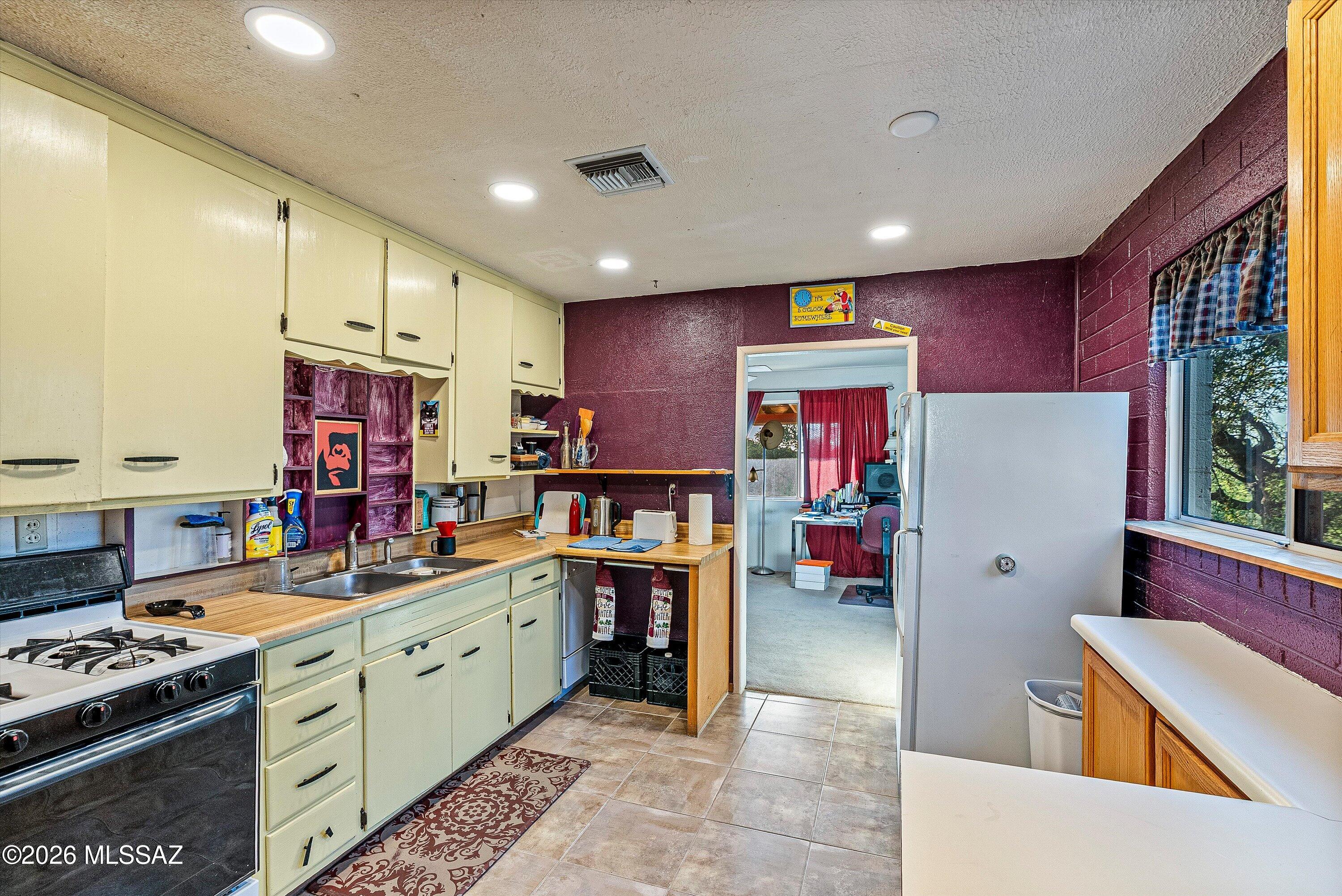 865 W Cutstone Street