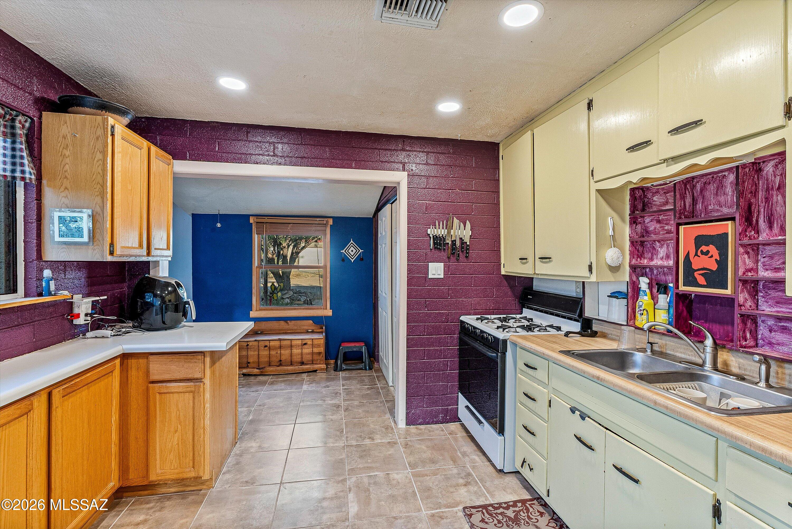 865 W Cutstone Street