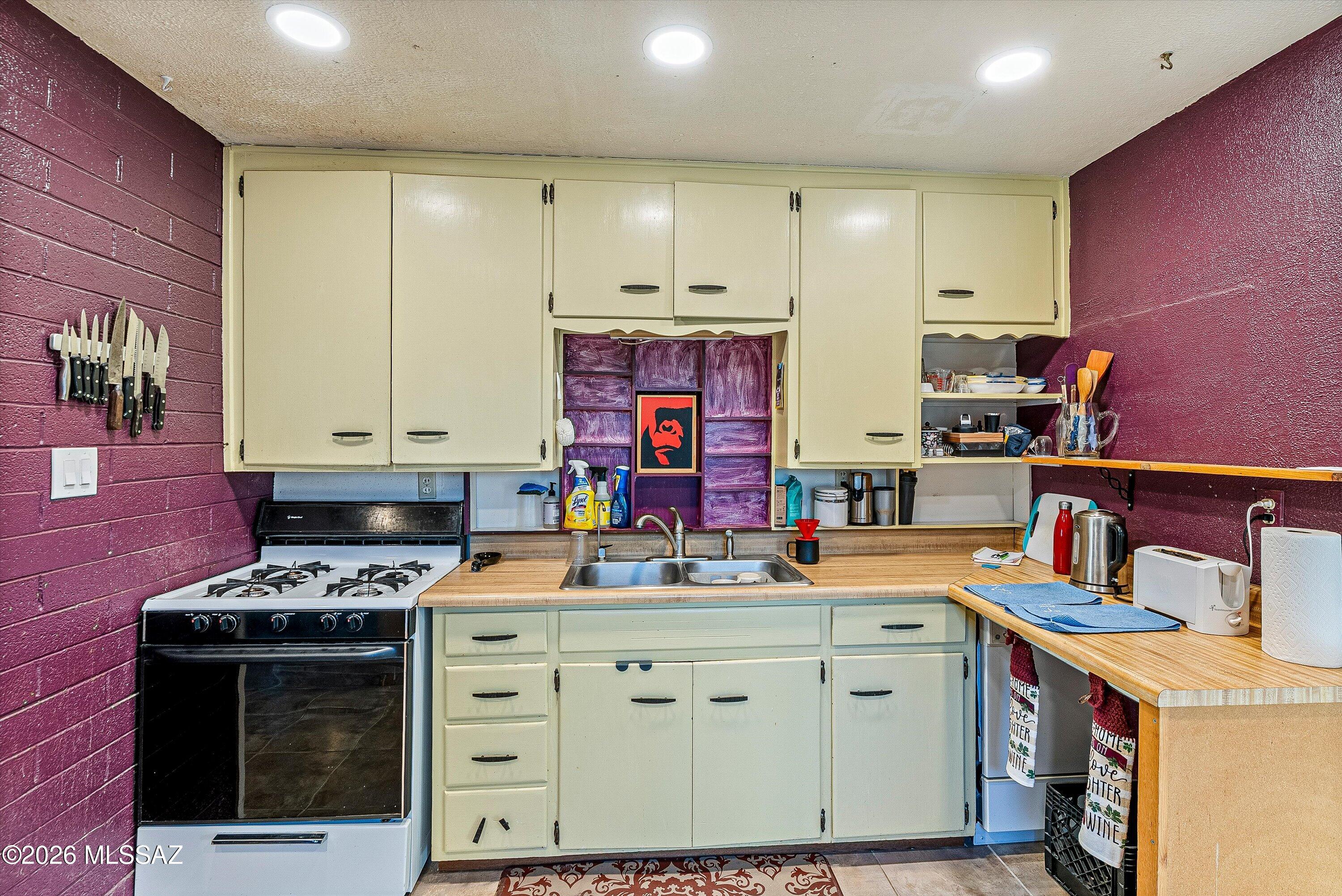 865 W Cutstone Street