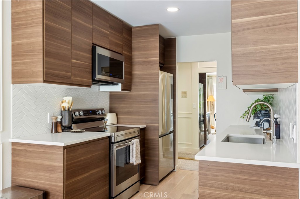 1735 N Fuller Avenue 445