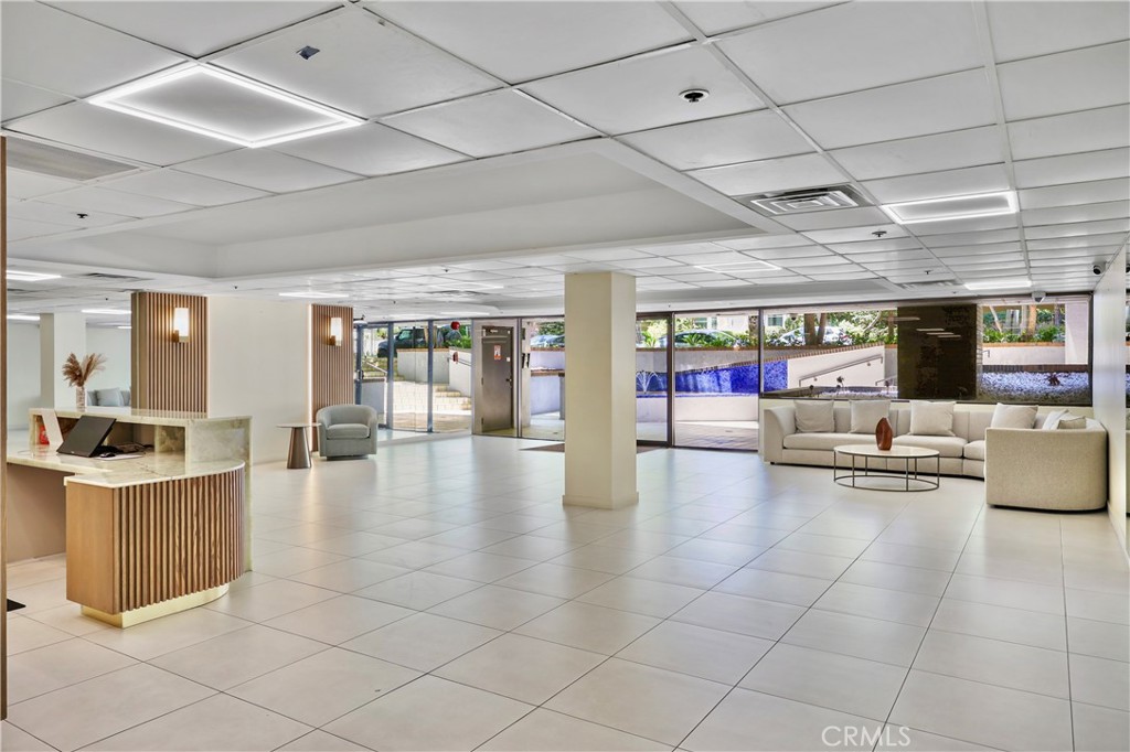 324 N Palm 407