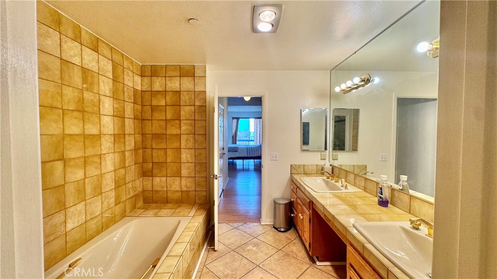 324 N Palm 407