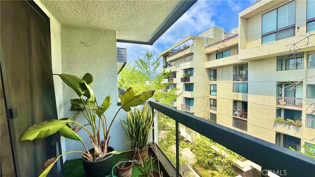 324 N Palm 407