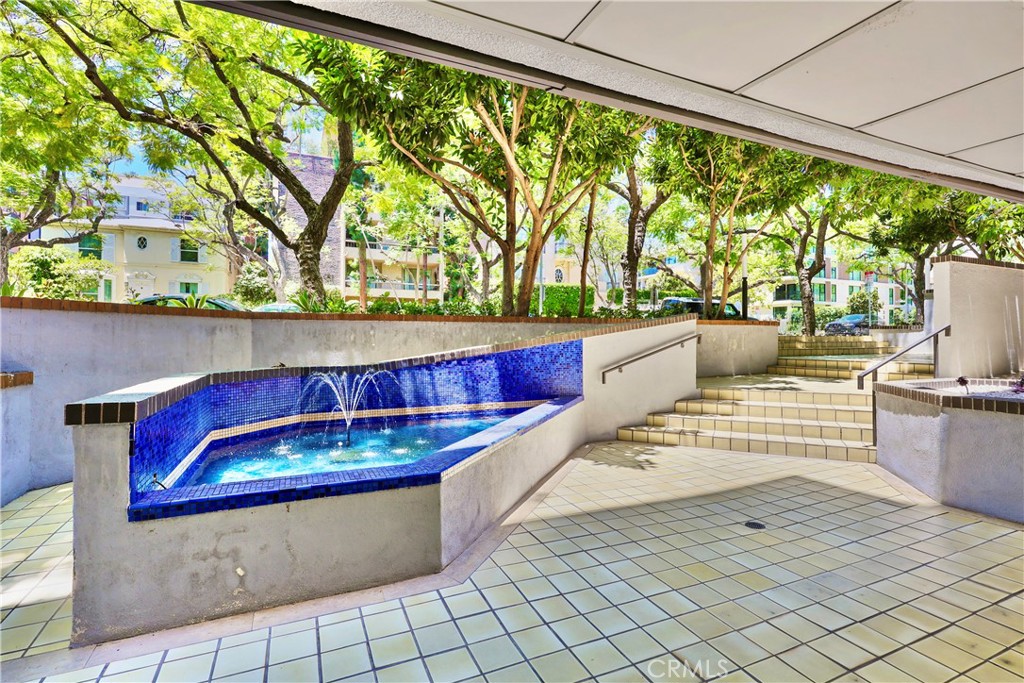 324 N Palm 407