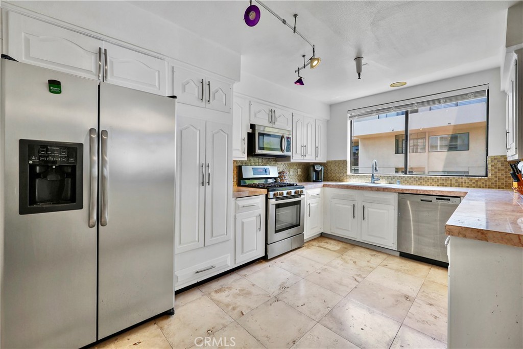 324 N Palm 407