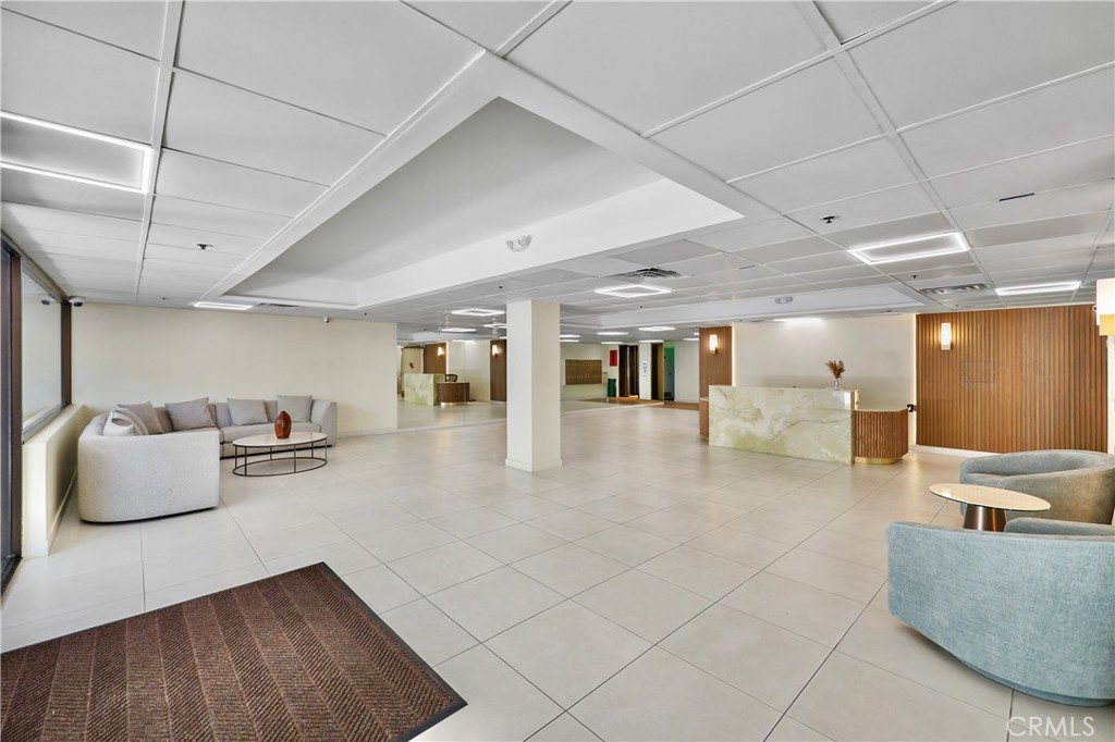 324 N Palm 407