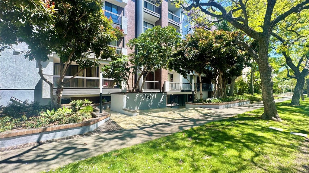 324 N Palm 407