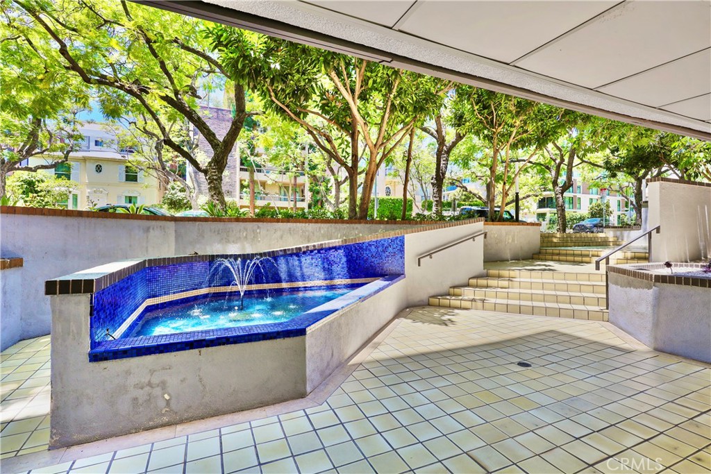 324 N Palm 407