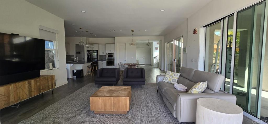 6742 Elegante Way