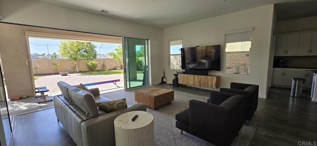 6742 Elegante Way