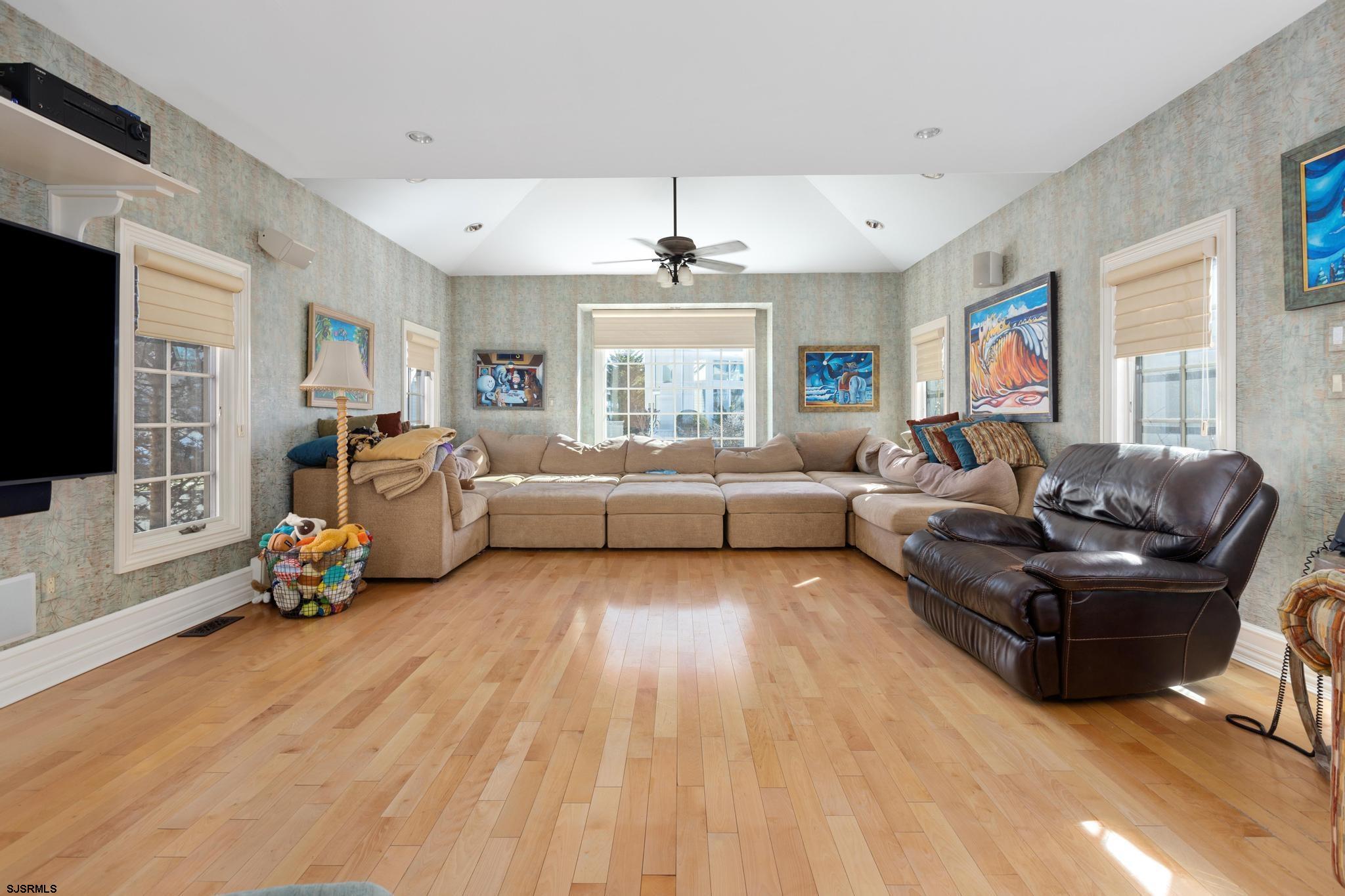 7515 Bayshore Dr