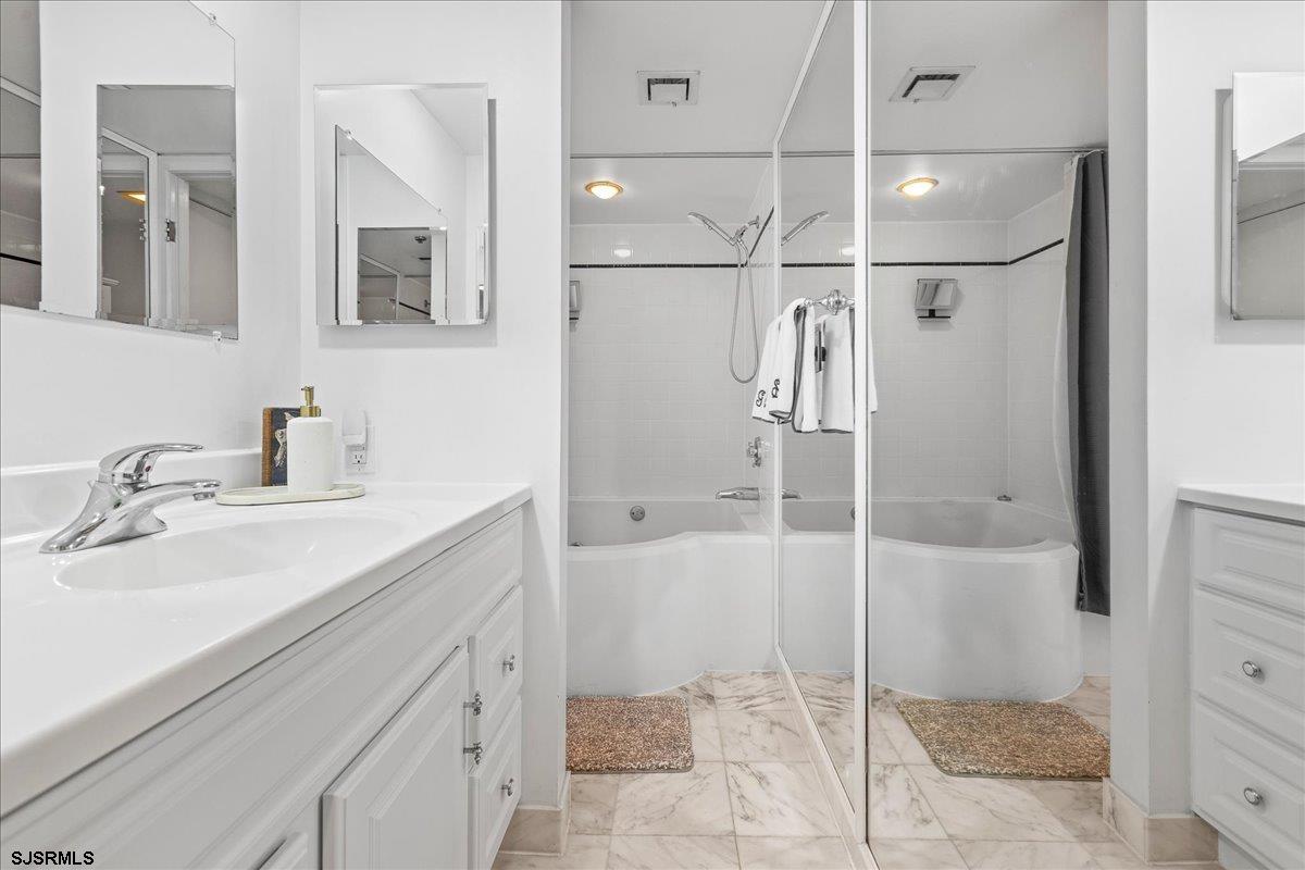 3851 Boardwalk Unit: 2005