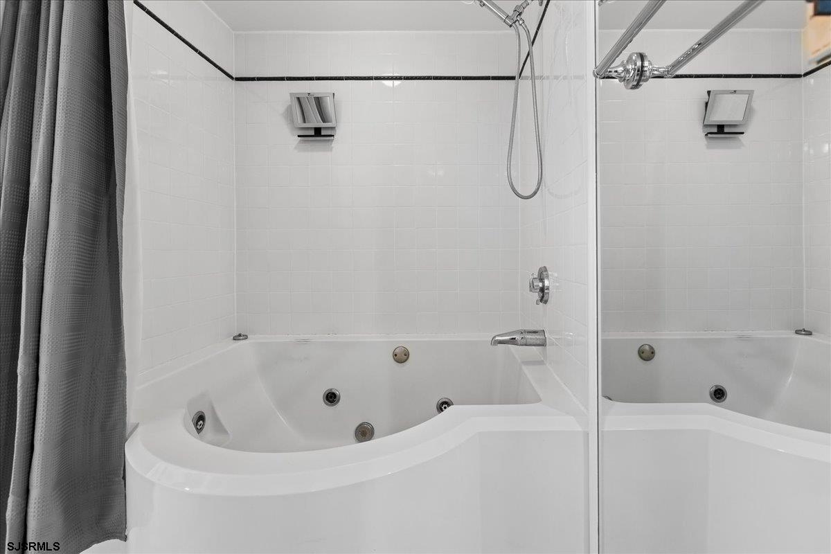 3851 Boardwalk Unit: 2005